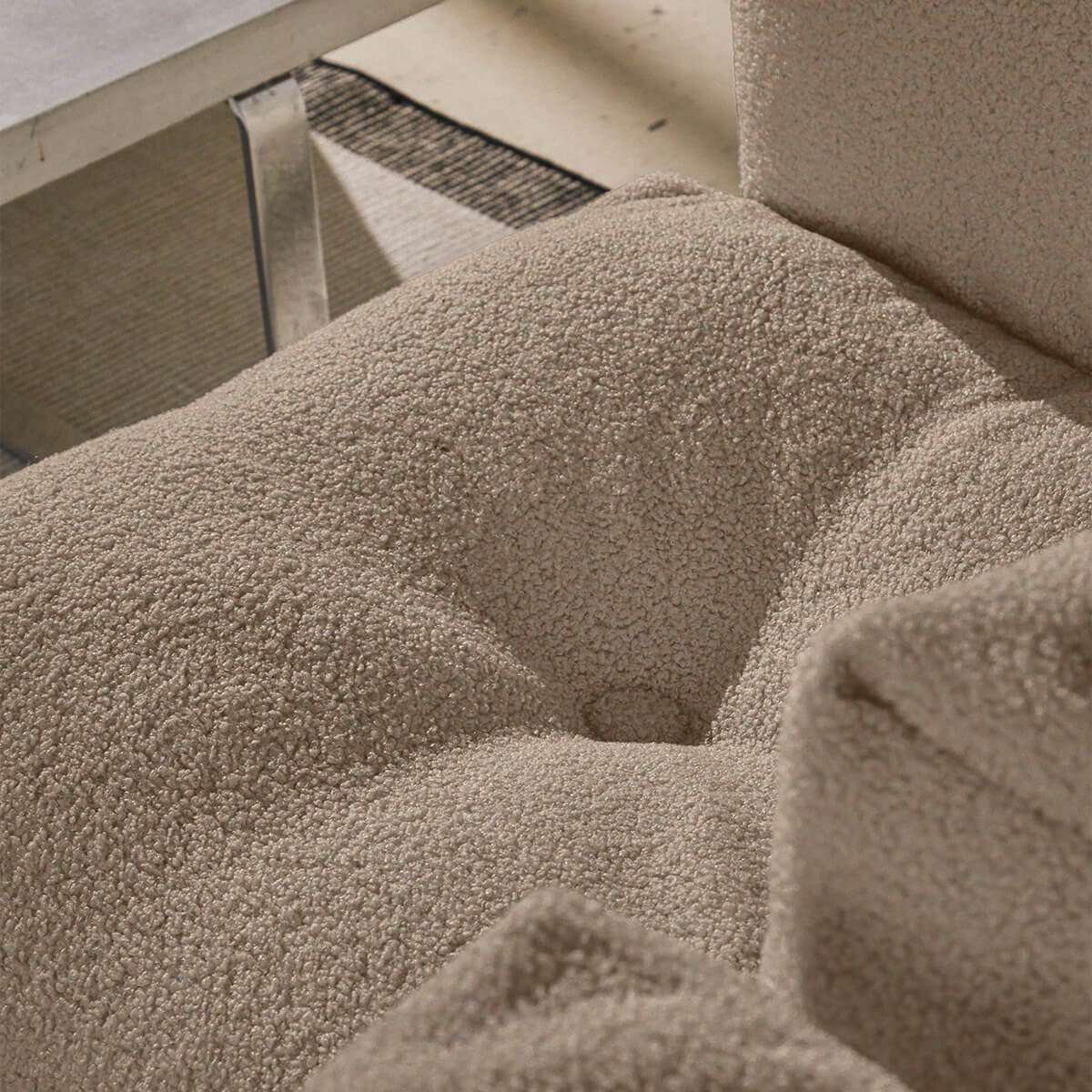 Soft Sofa Indoor 5-seter hjørnesofa i myk Teddy Beige tekstil med modulbasert design.