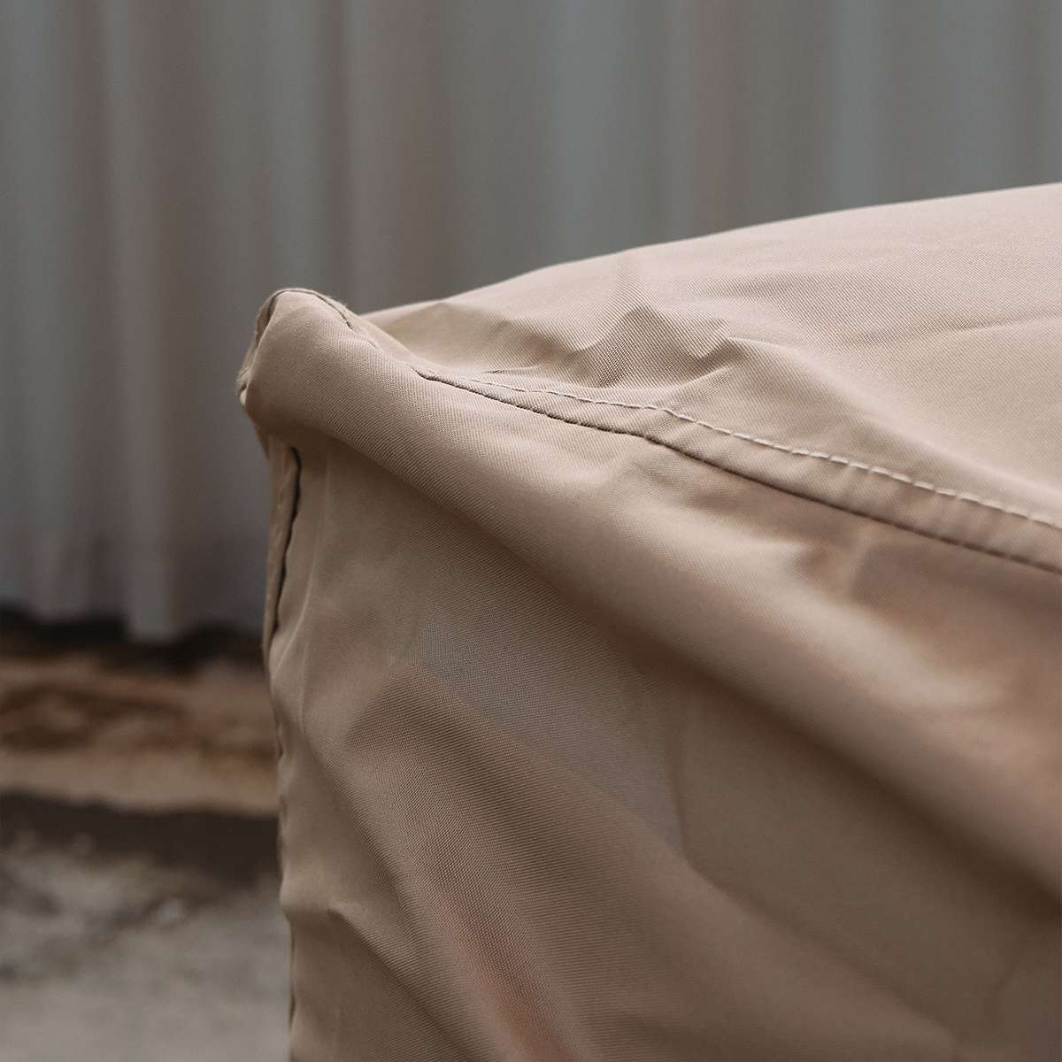 Nærbilde av beige vintertrekk til Soft Sofa Outdoor med markerte sømmer og beskyttende overflate fra sackit