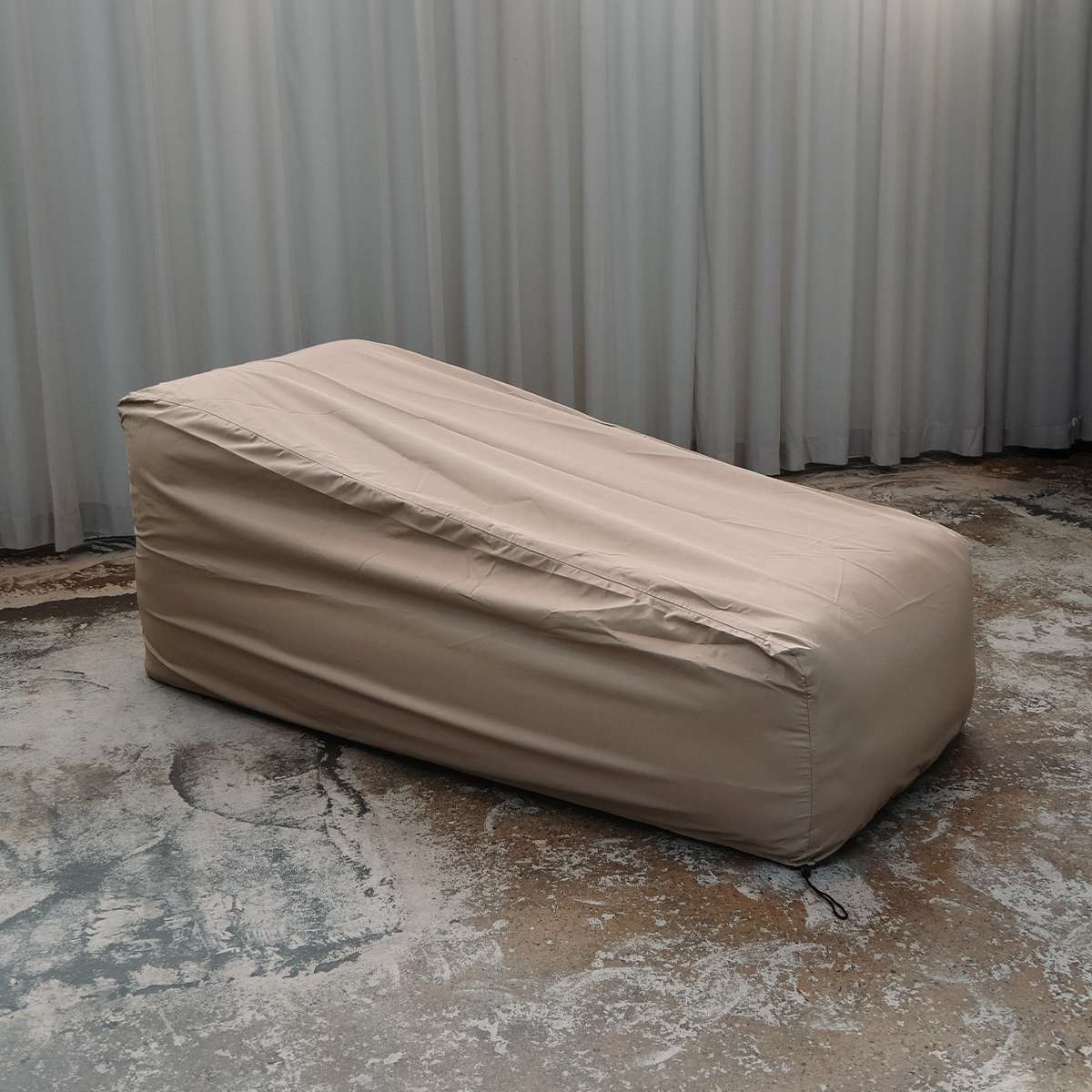 Sandfarget vanntett og vindtett vintertrekk fra sackit til Soft Sofa lounger beskytter utesofaen mot vind og vær utenfor sesongen
