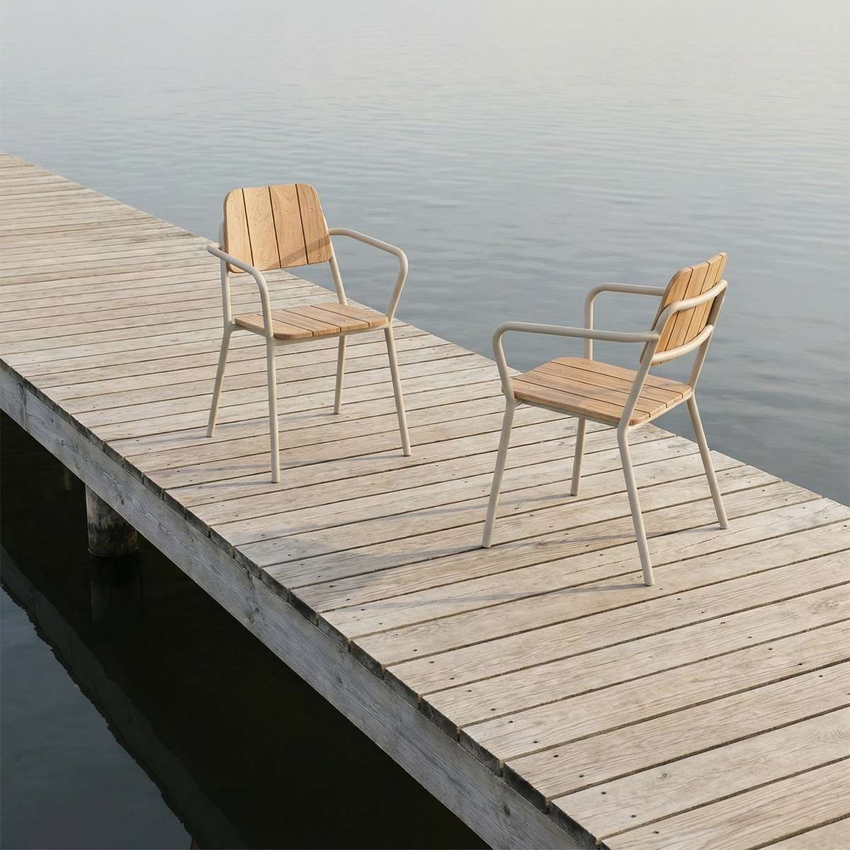 Kirra Patio Chair i taupe med pulverlakkert aluminium og ubehandlet teaktre, utendørs hagestol.