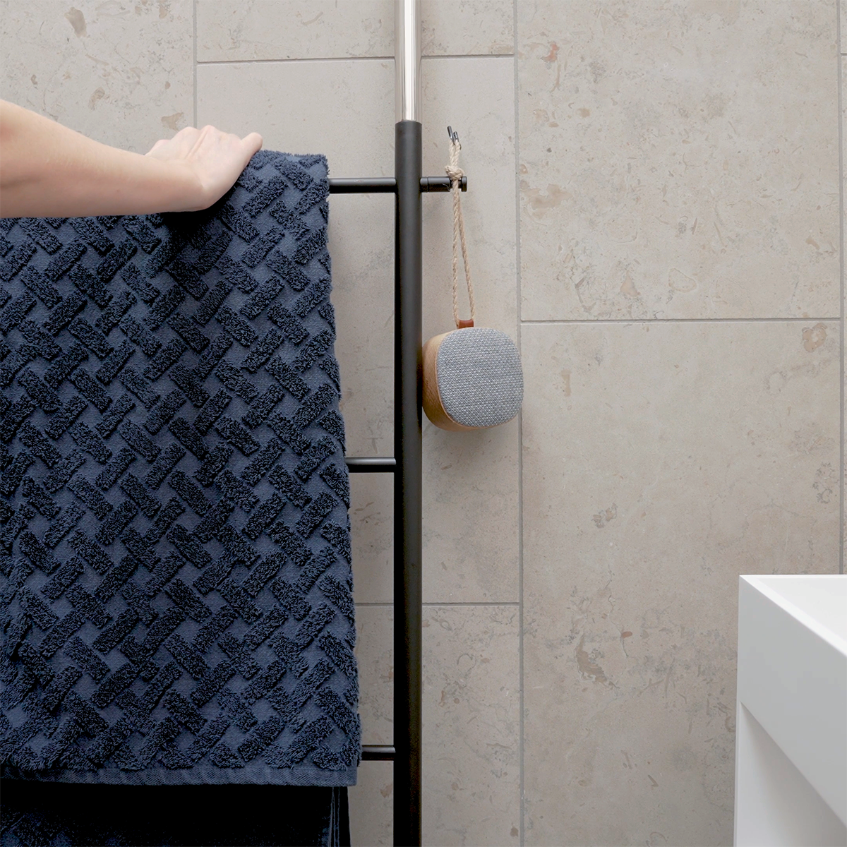 Go Wood bærbar høyttaler i røkt eik med tekstil fra KVADRAT, kompakt og trådløs design.