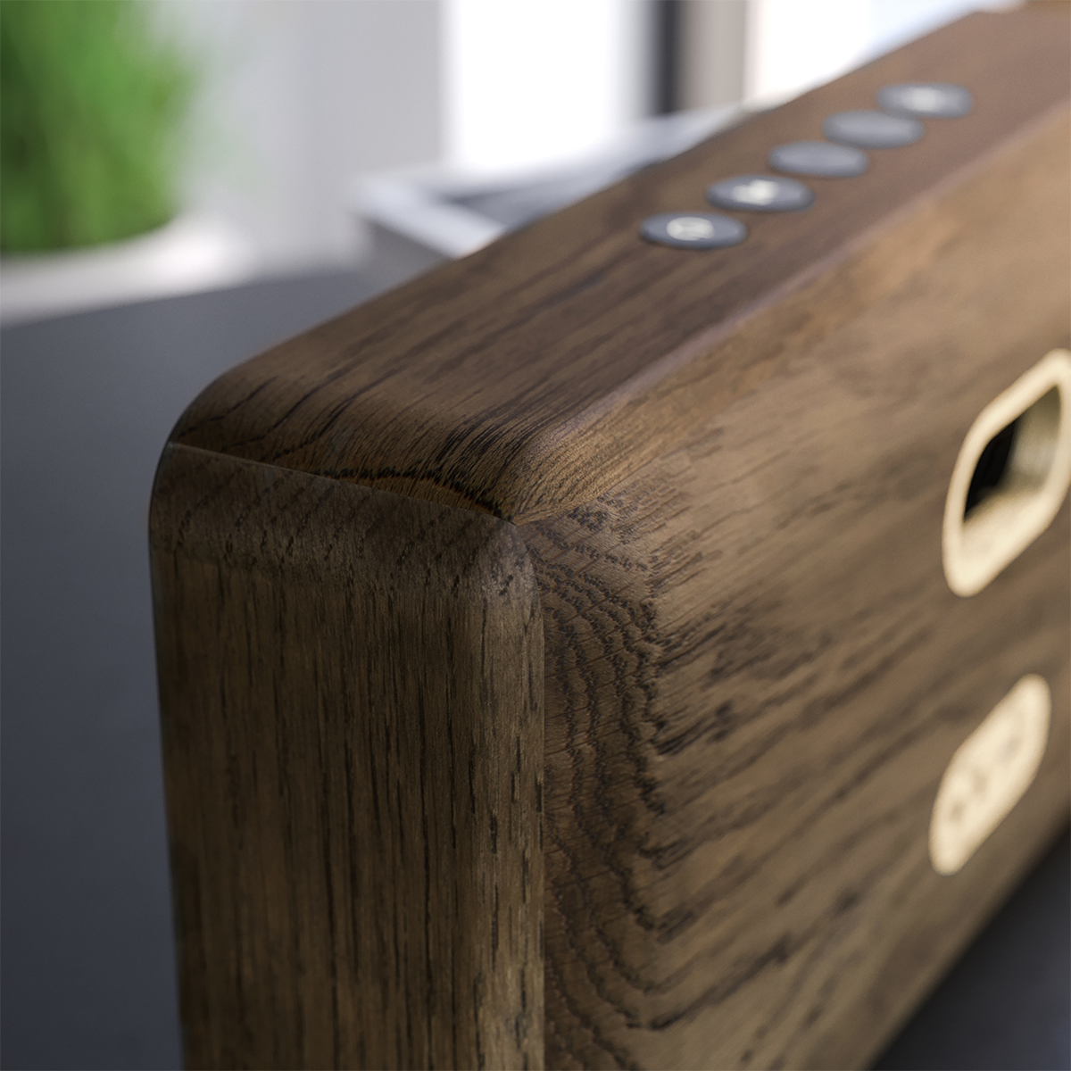 Bluetooth-høyttaler i naturlig eik med Fiord-tekstil fra KVADRAT og messingdetaljer.