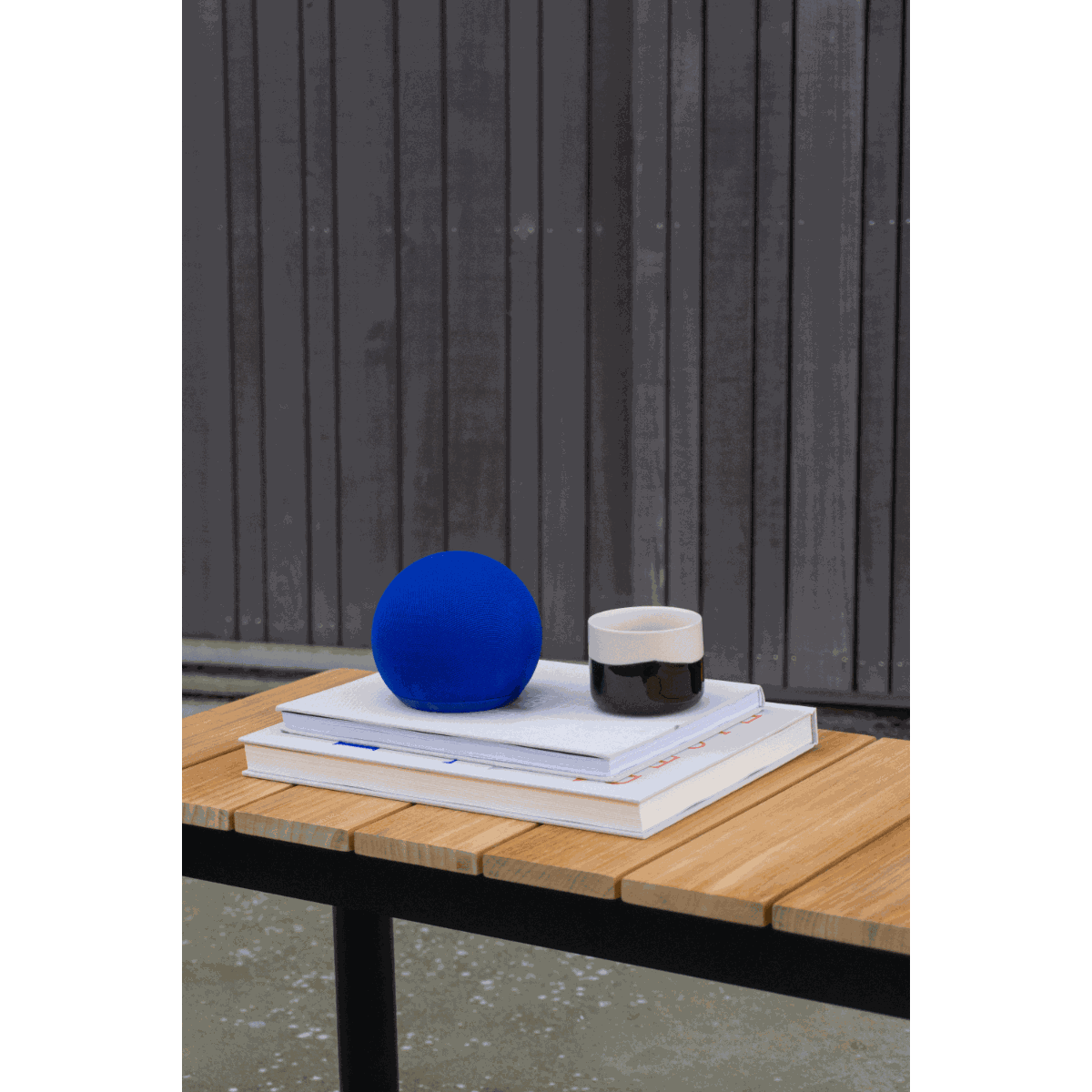 Play Mini høyttaler i blått med kompakt design og slitesterk polyestertekstil.