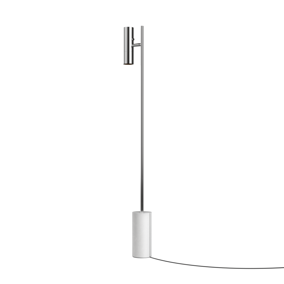 Expo Floor gulvlampe i polert aluminium med marmorsokkel og varm belysning.