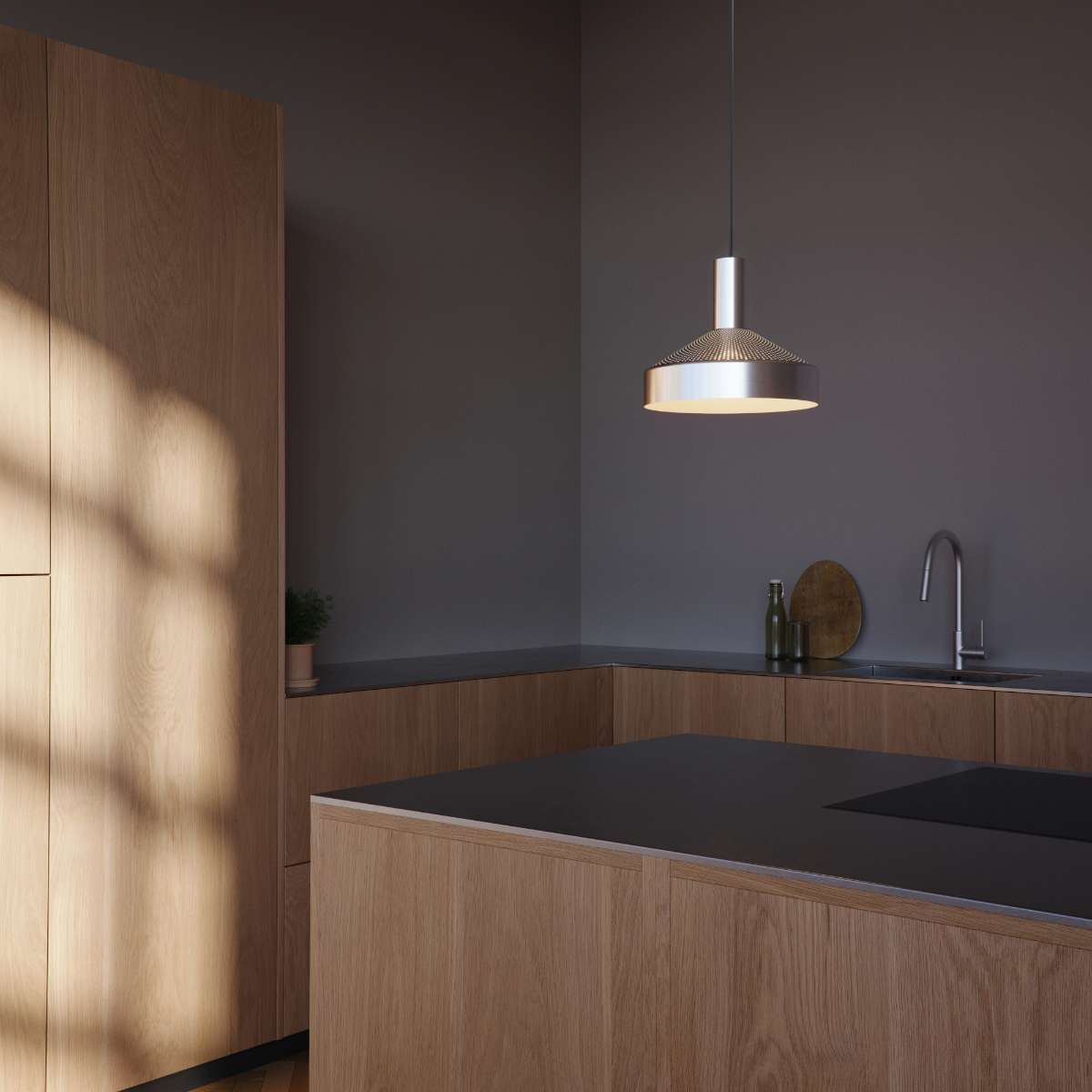 Dawn Pendant Ø25 i polert aluminium med perforert topp og hvit innerskjerm, innendørs belysning.