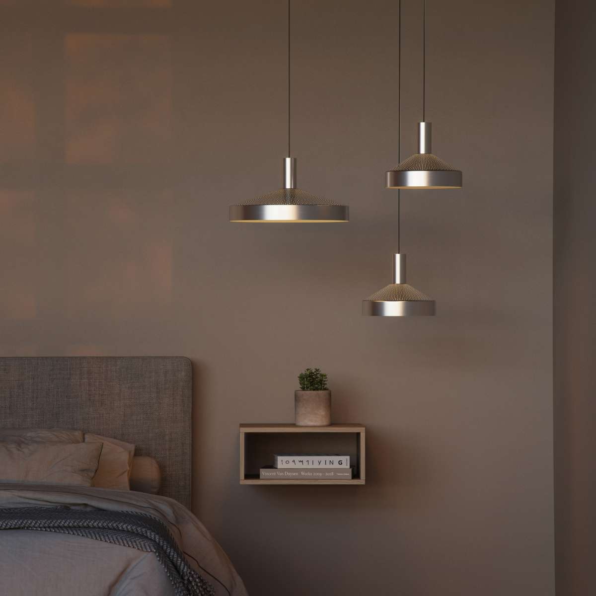 Dawn Pendant Ø40 i polert aluminium med perforert topp og hvit innerskjerm, innendørs belysning.