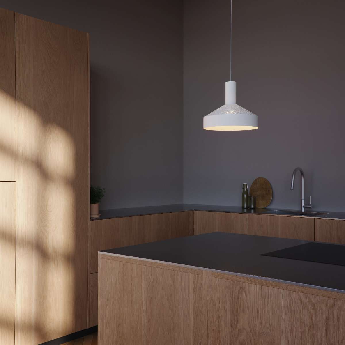 Hvit Dawn Pendant Ø25 lampe i aluminium med perforert topp og hvit innerskjerm, innendørs belysning.