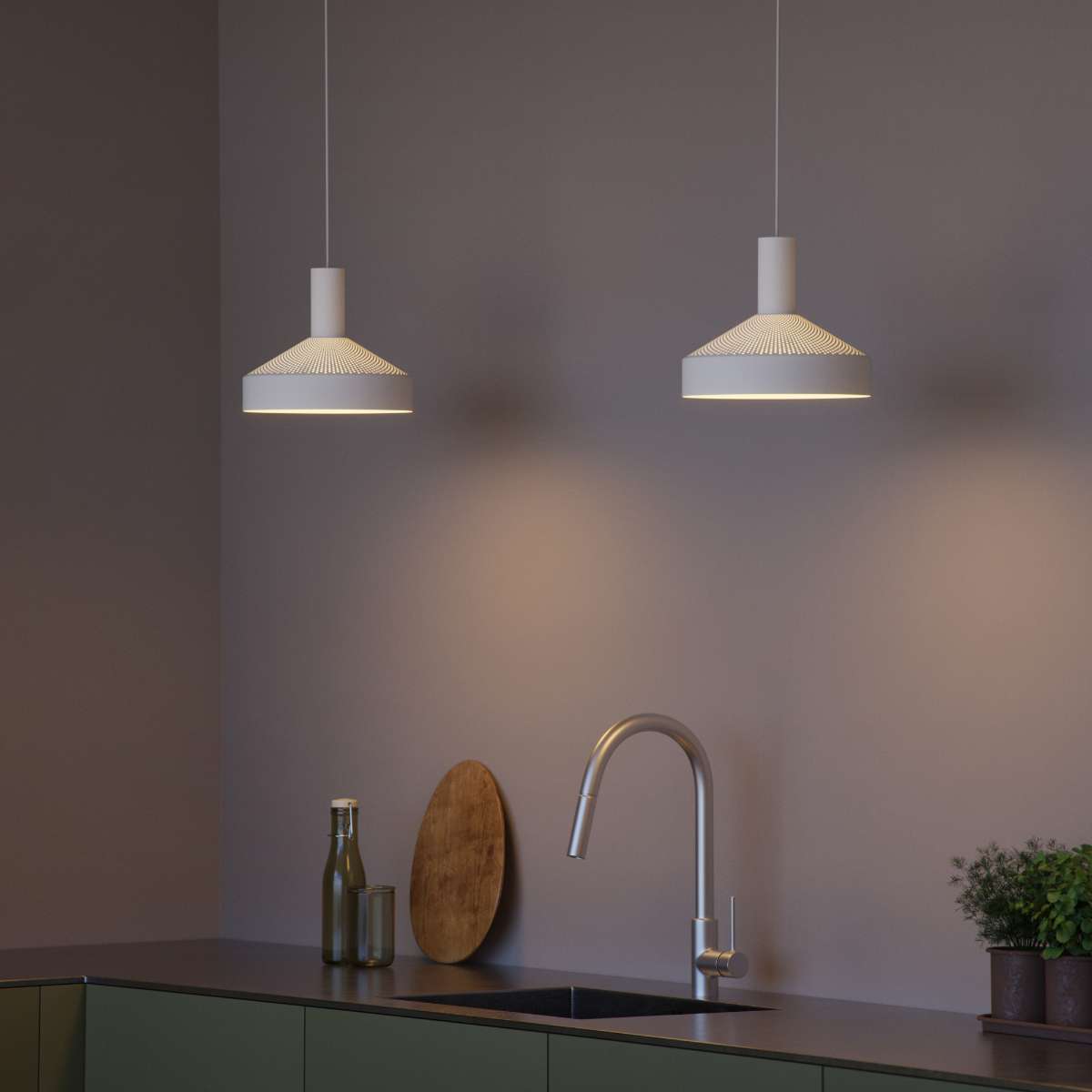 Hvit Dawn Pendant Ø25 lampe i aluminium med perforert topp og hvit innerskjerm.
