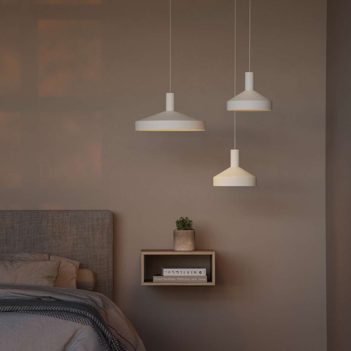 Hvit Dawn Pendant Ø40 lampe i aluminium med perforert topp og hvit innerskjerm, innendørs belysning.