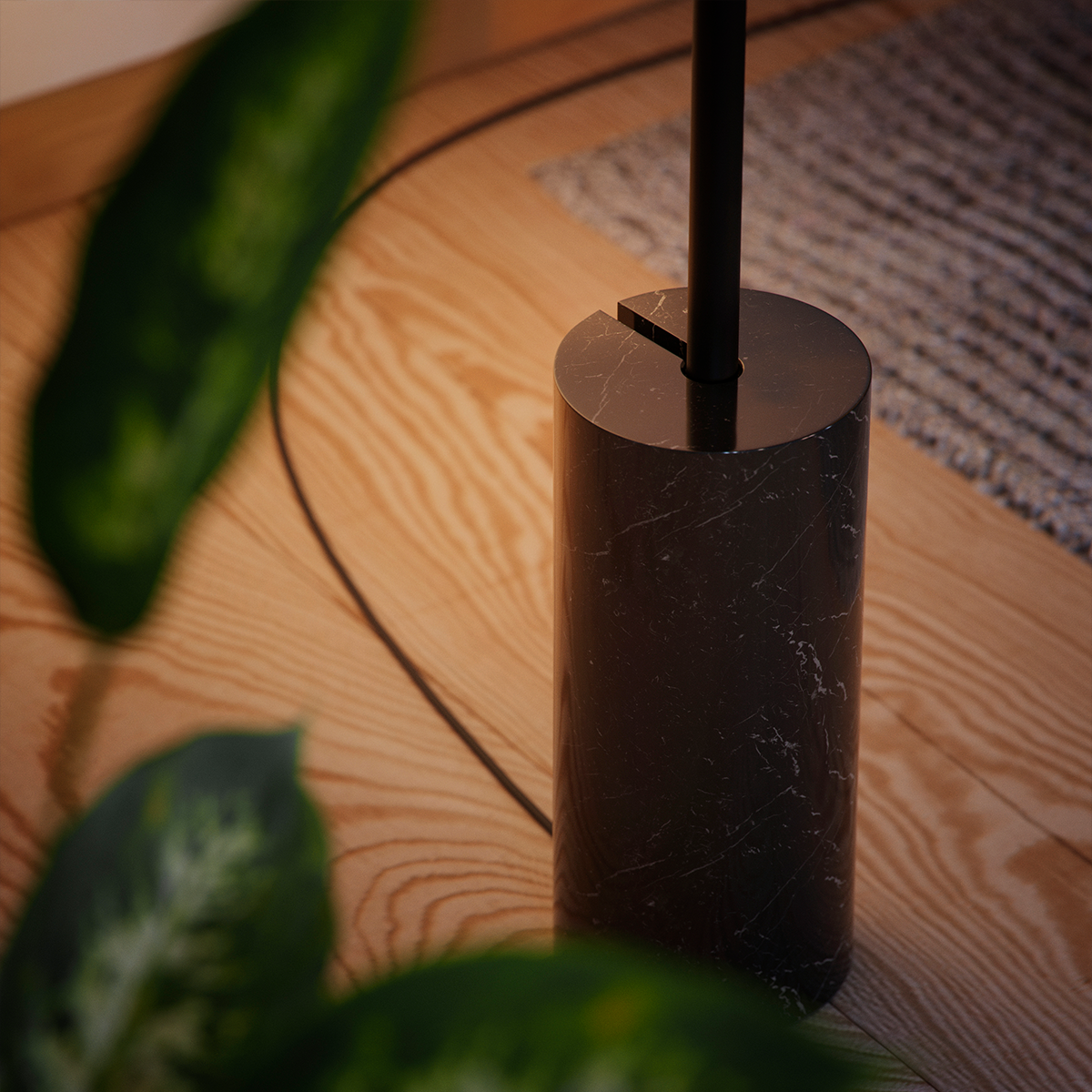 SACKit Expo 185 gulvlampe i svart med slank aluminiumsprofil og marmorfot, oppadrettet frostet LED-stripe.