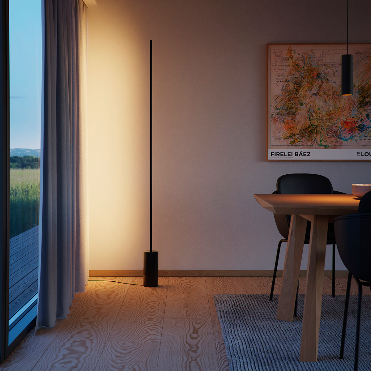 SACKit Expo 185 gulvlampe i svart med slank aluminiumsprofil og marmorfot, opplyst med vertikal LED-stripe.