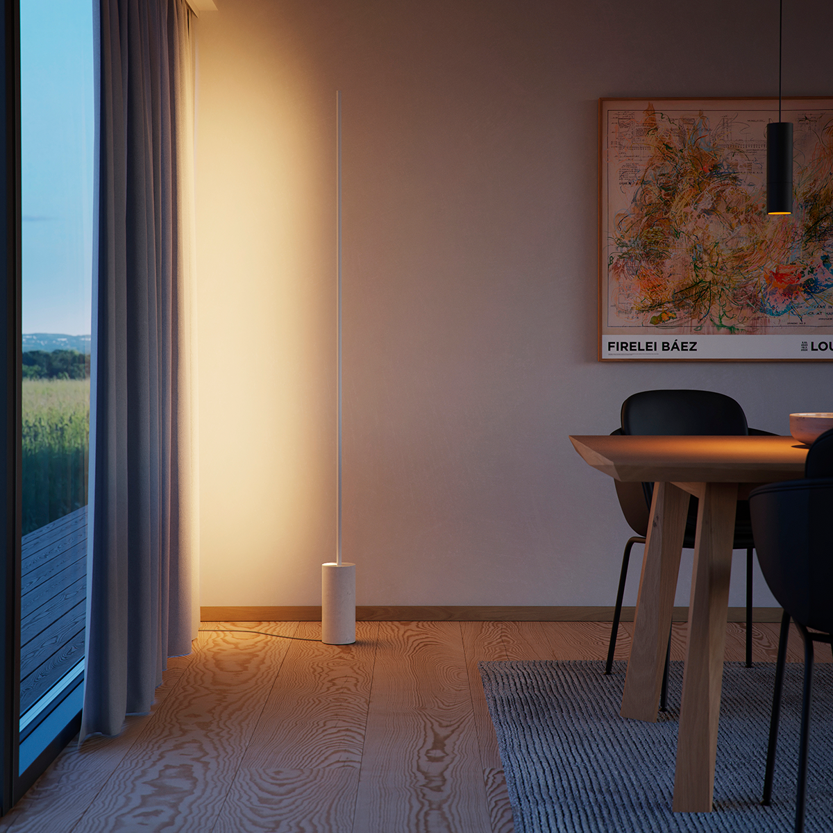 Hvit SACKit Expo 185 gulvlampe med slank aluminiumprofil og marmorfot, vertikal frostet LED-stripe.