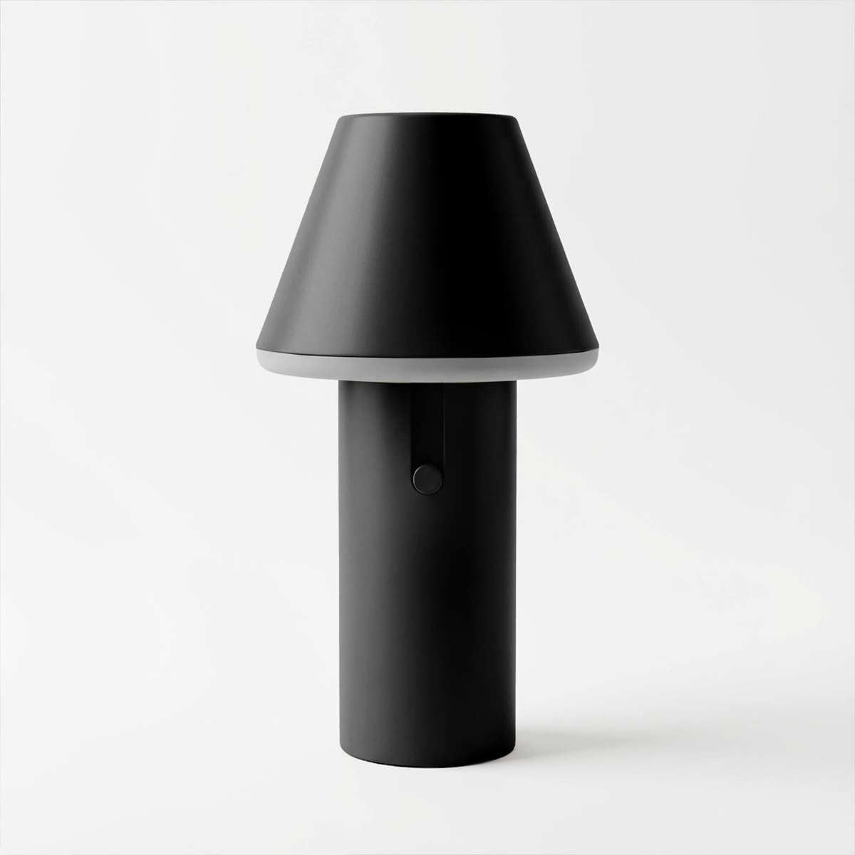 Sort Cone bordlampe fra sackit med matt sort konisk skjerm og sylindrisk fot i minimalistisk design