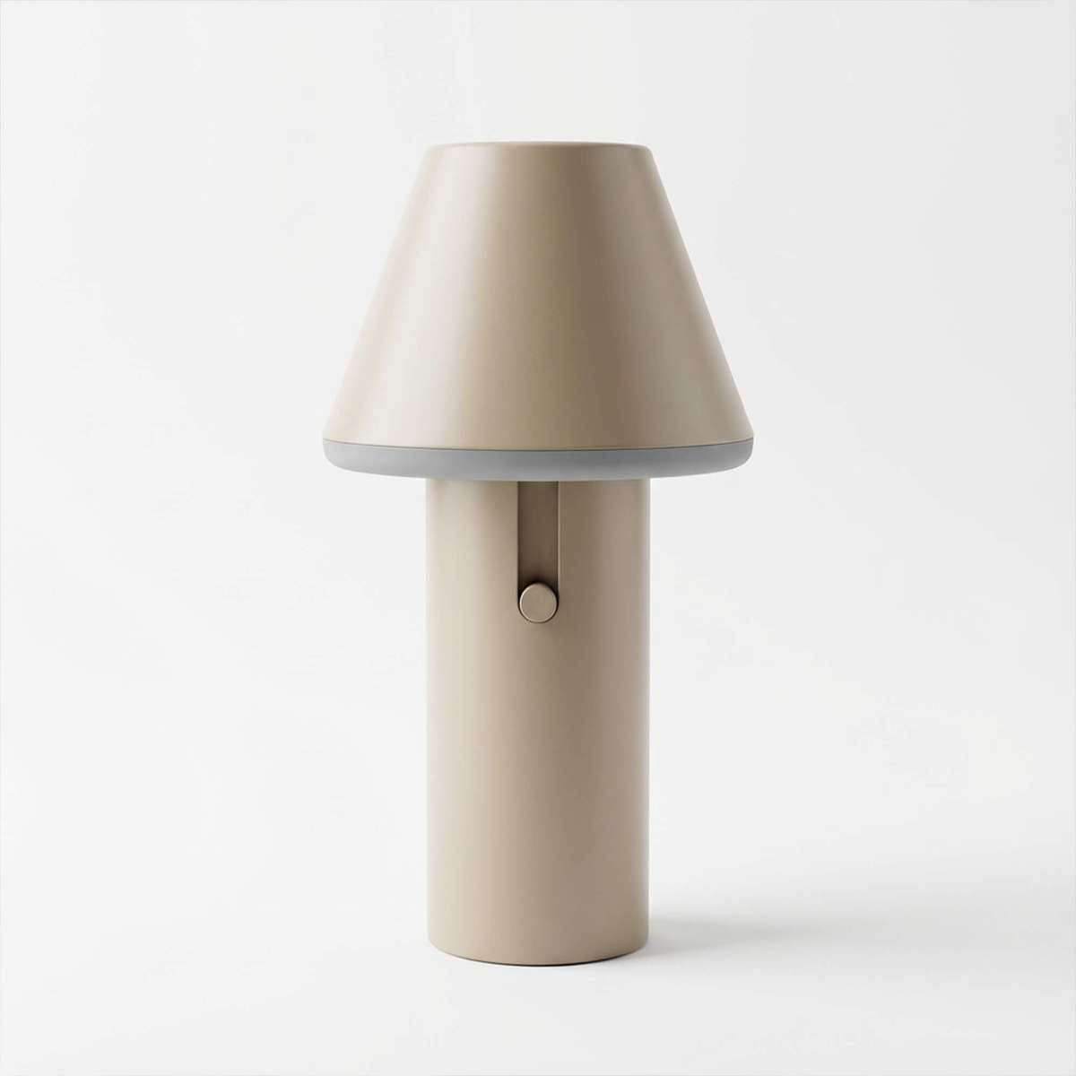 Beige trådløs bordlampe fra sackit med konisk skjerm og sylindrisk fot i pulverlakkert aluminium for stilren belysning inne og ute