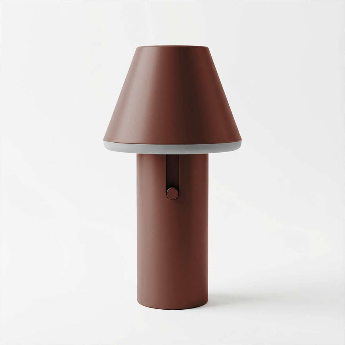 Brun trådløs bordlampe i pulverlakkert aluminium med konisk skjerm og mykt kantlys fra sackit for bruk inne og ute