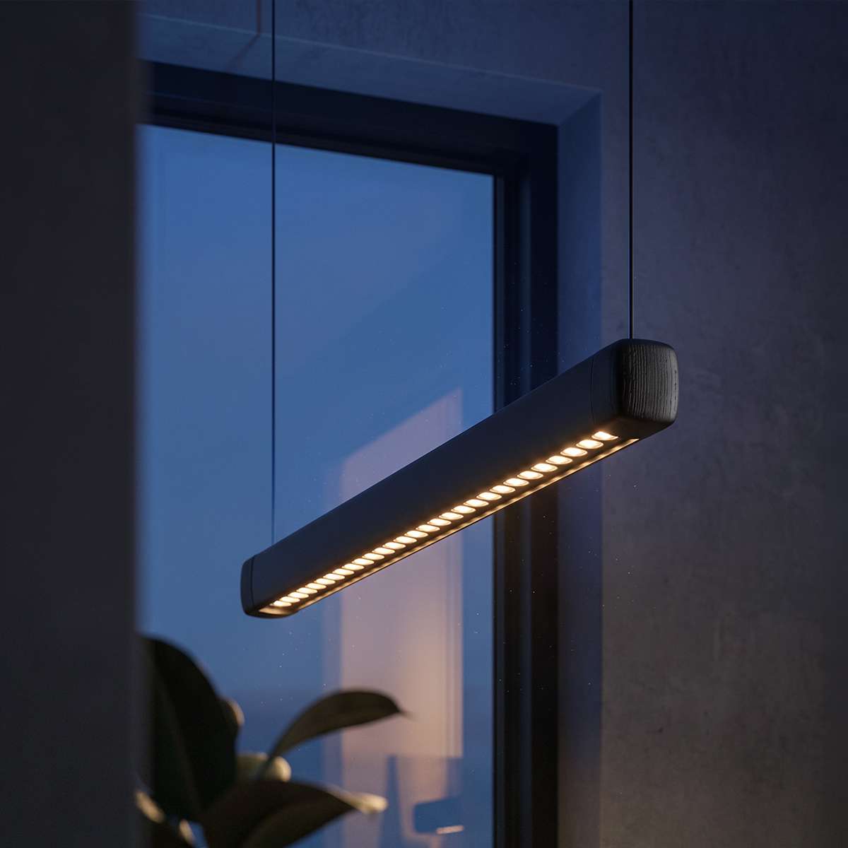 Pebble pendellampe i svart over et spisebord