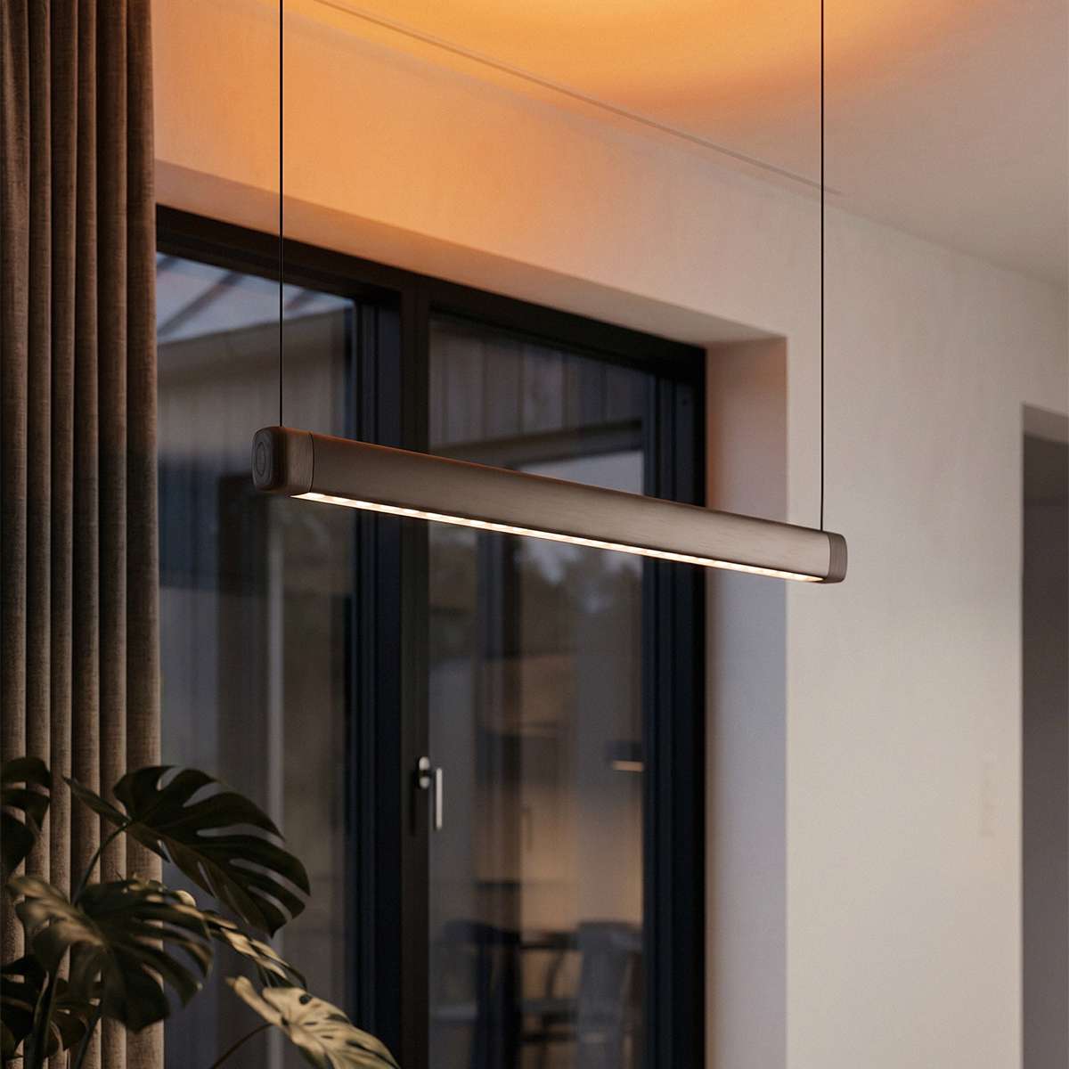 Pebble pendellampe i bronse over et spisebord