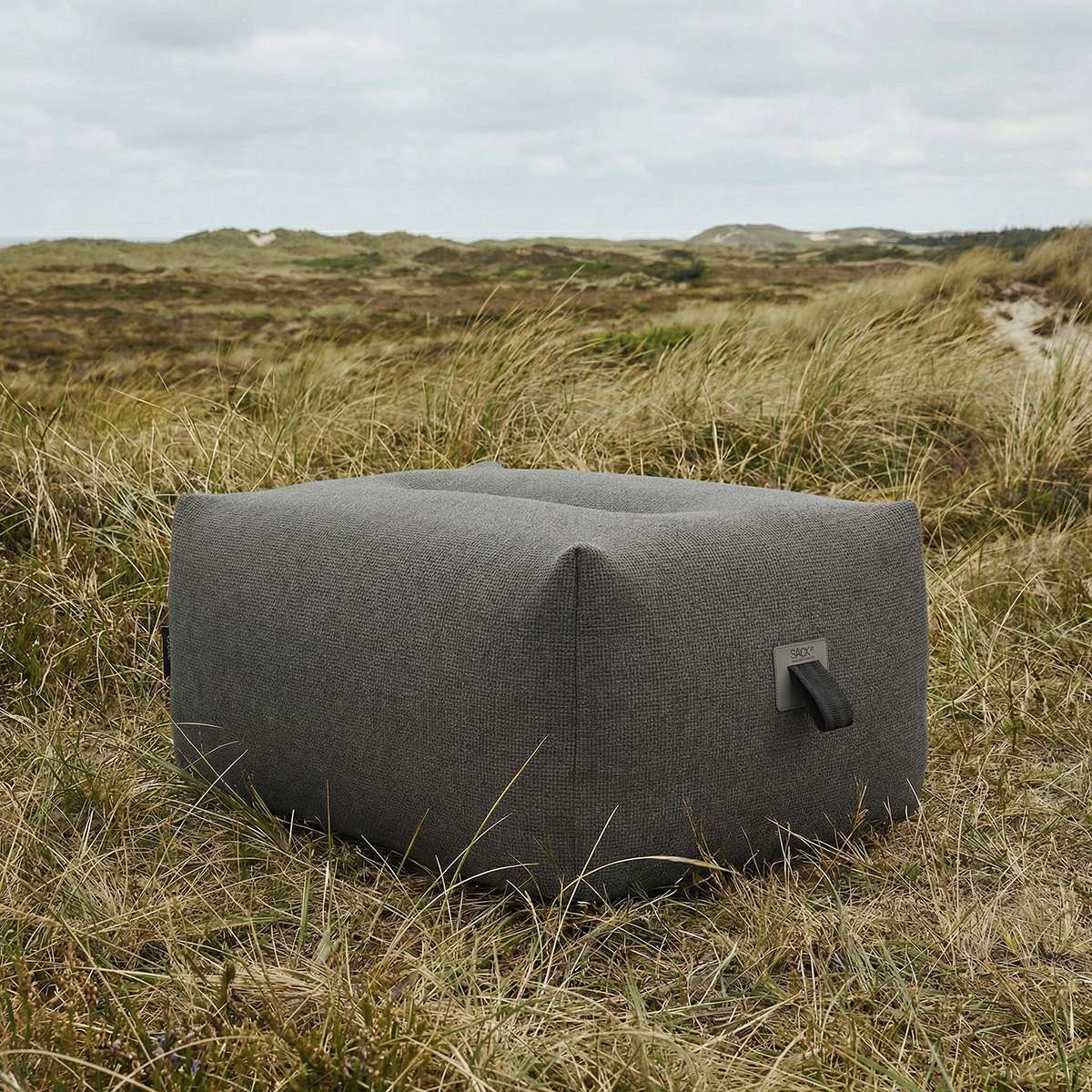 Soft Sofa Outdoor pouf i Kirra Olive, myk og lav sitteplass for utebruk.
