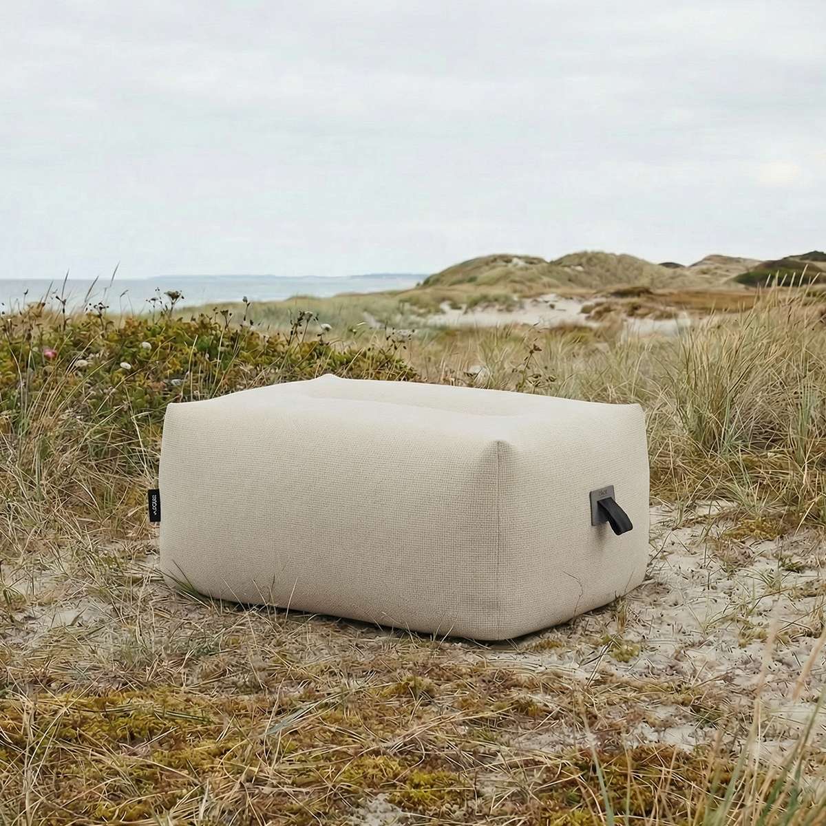 Soft Sofa Outdoor pouf i Kirra Olive farge, myk og lav sittepute for utebruk.