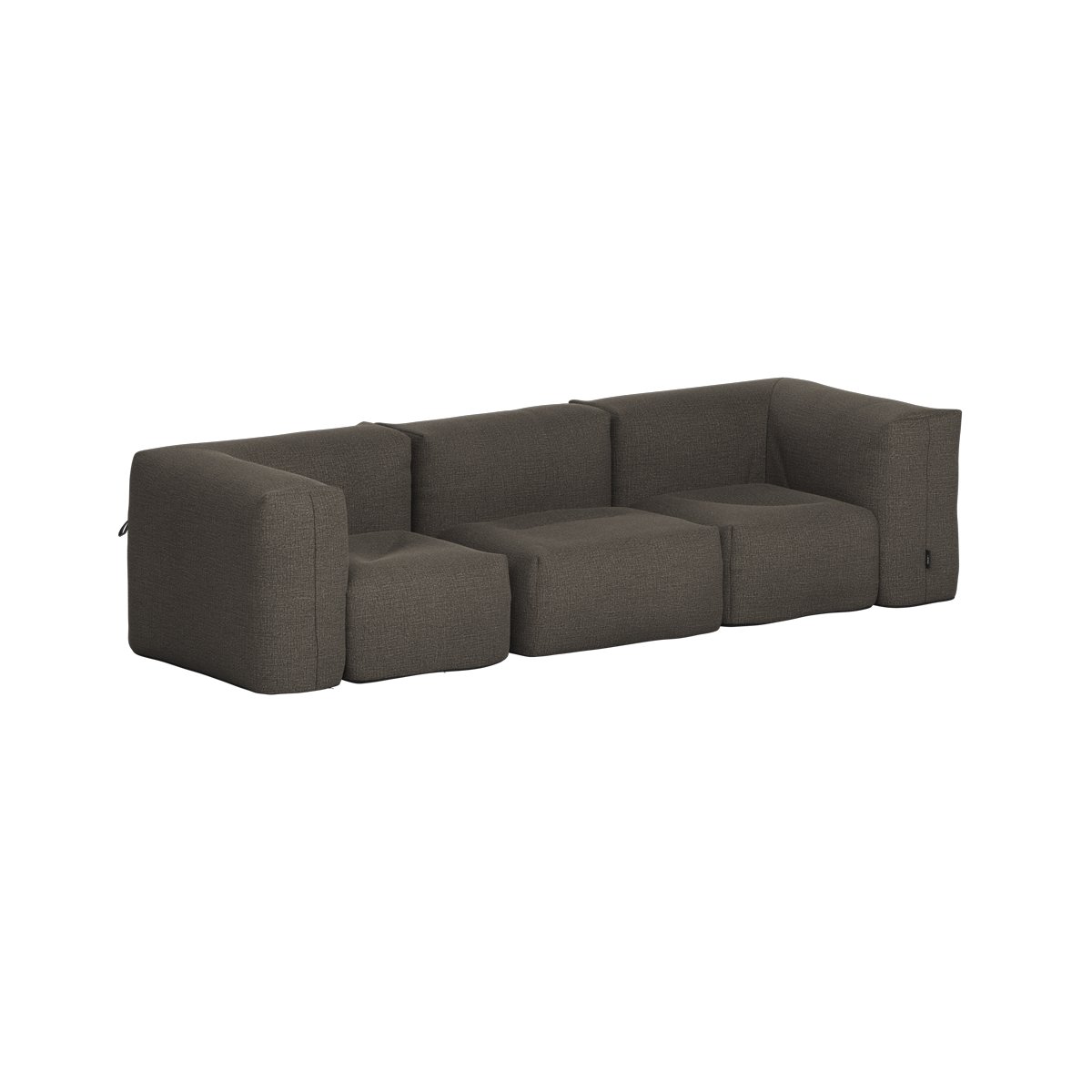 Mørkegrå treseters utendørs sofa fra sackit med dype sitteplasser og myke formstabile puter for komfortabel avslapning under åpen himmel