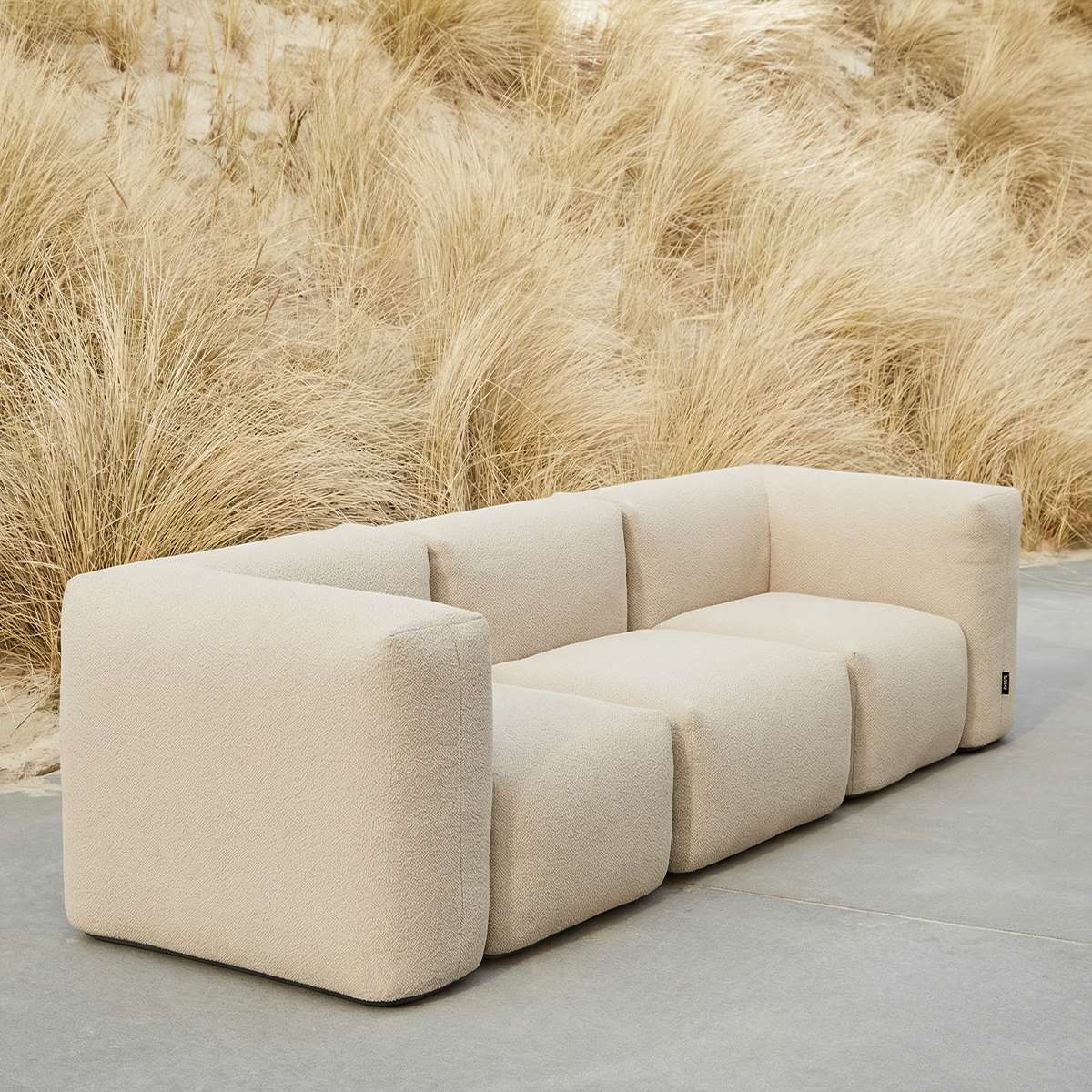 Soft Sofa Outdoor 3-seters sofa i boucle beige stoff, designet for utendørs bruk.