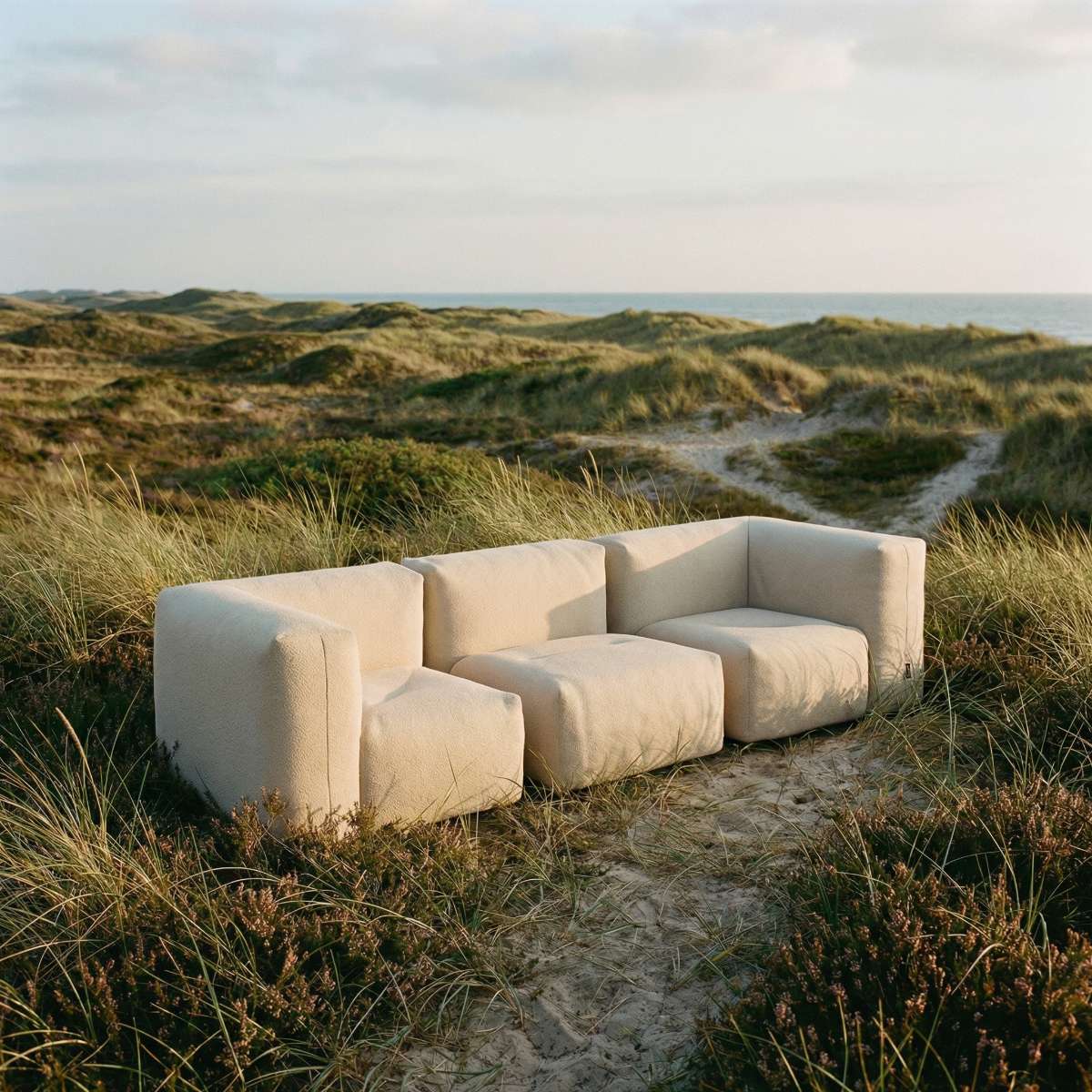 Soft Sofa Outdoor 3-seters sofa i boucle beige stoff, myk og formstabil uten ramme.