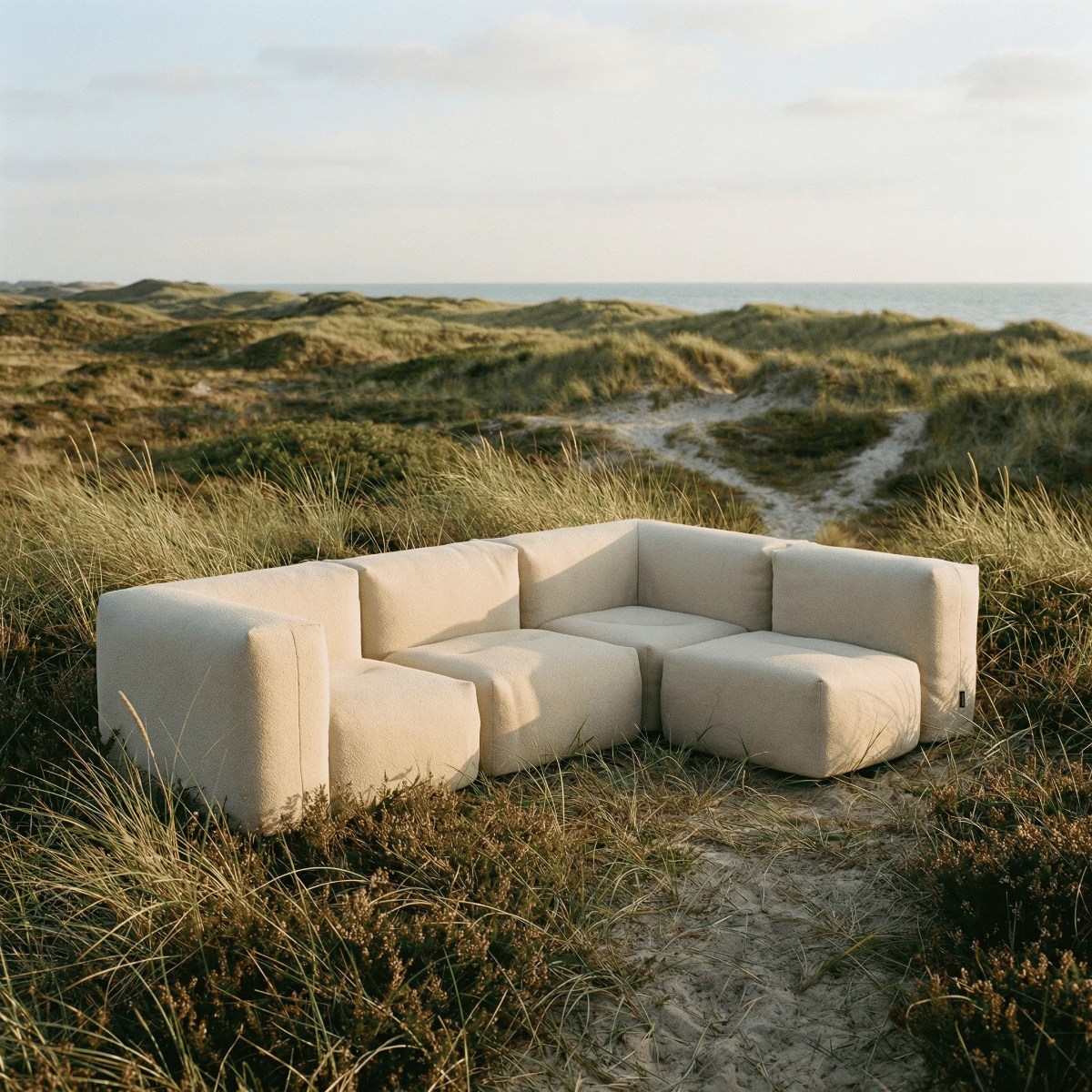 Soft Sofa Outdoor 5-seter hjørnesofa i boucle beige stoff, designet for utendørs bruk.