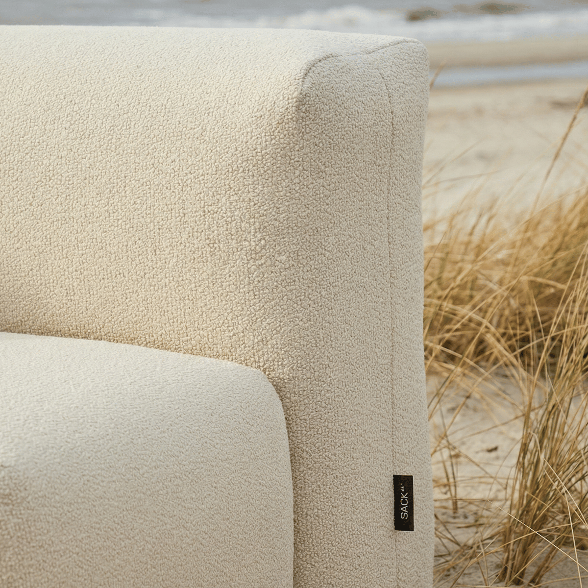 Soft Sofa Outdoor 5-seters hjørnesofa i boucle beige stoff, myk og formstabil for utendørs bruk.