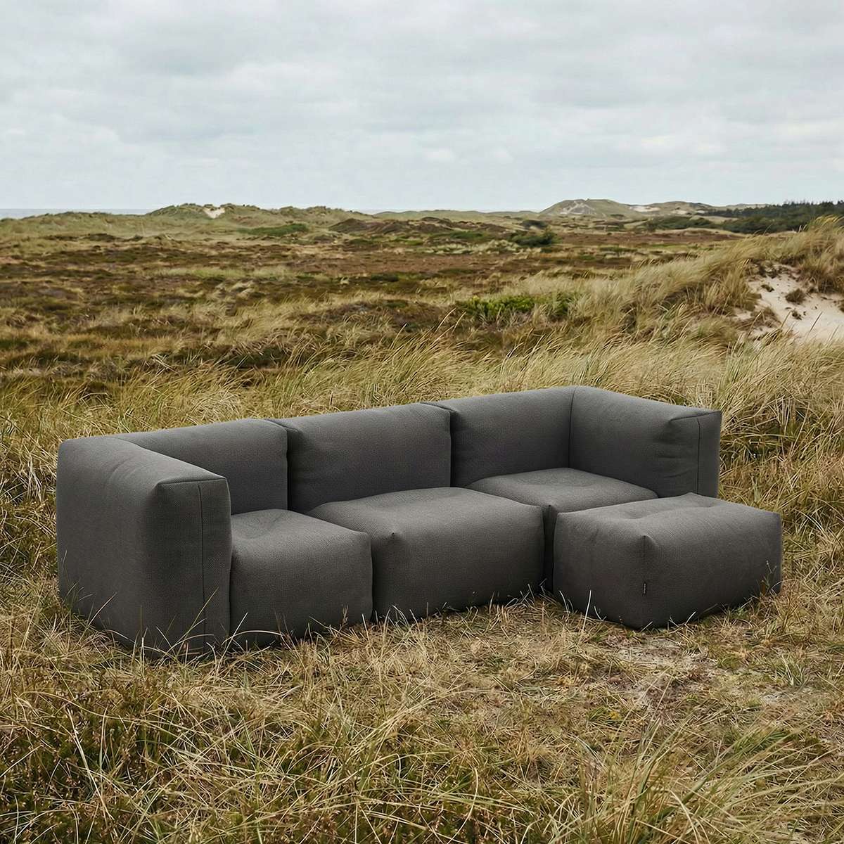 Soft Sofa Outdoor 3-seter sofa med puff i Kirra Olive farge, myk og formstabil uten ramme.