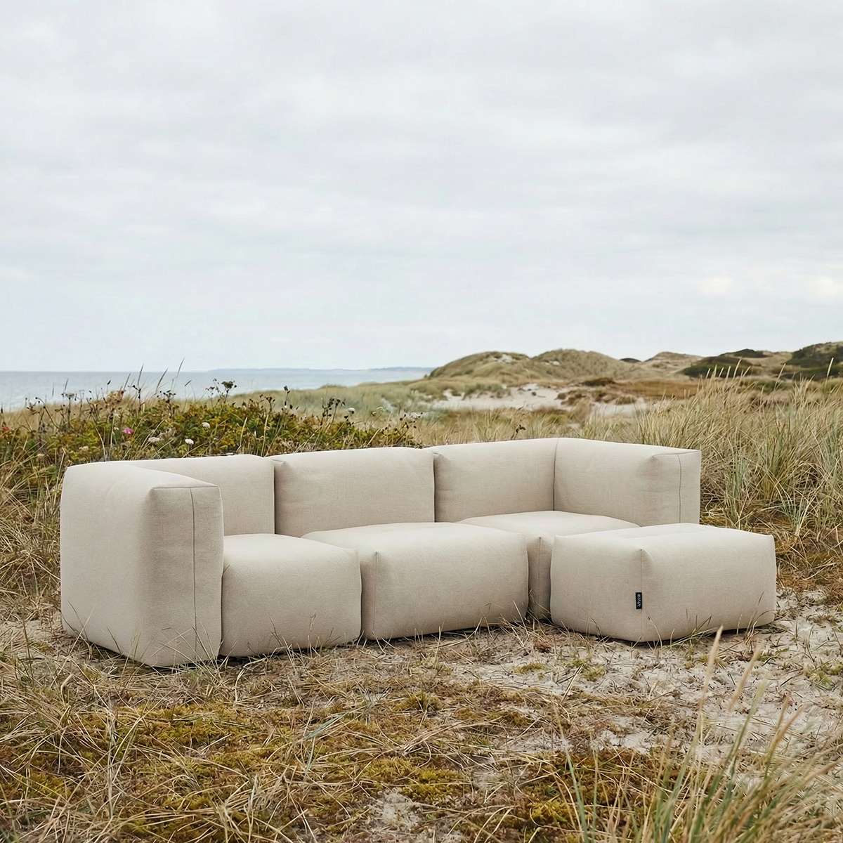 Soft Sofa Outdoor 3-seters sofa med puff i Kirra Olive farge, myk og formstabil design for utebruk.