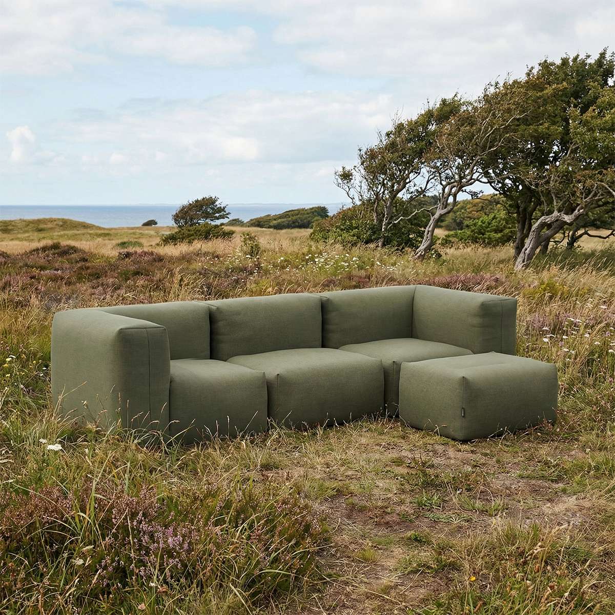 Soft Sofa Outdoor 3-seters sofa med puff i Kirra Olive farge, myk og formstabil utendørs sofa.