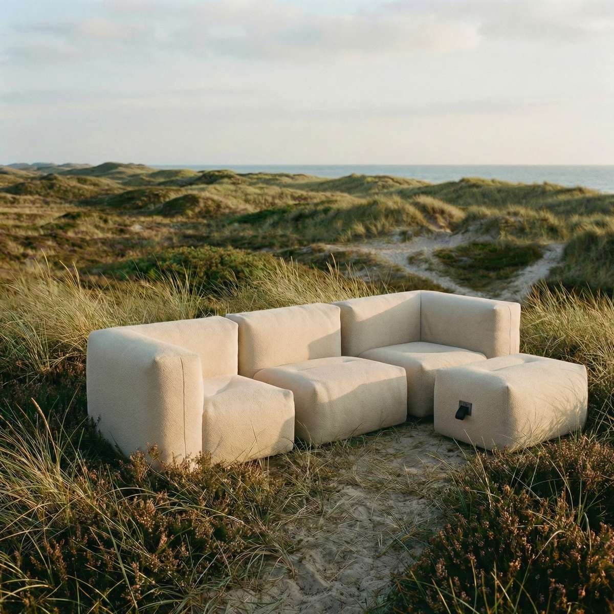 Soft Sofa Outdoor 3-seter sofa med pouf i boucle beige, myk og formstabil for utendørs bruk.