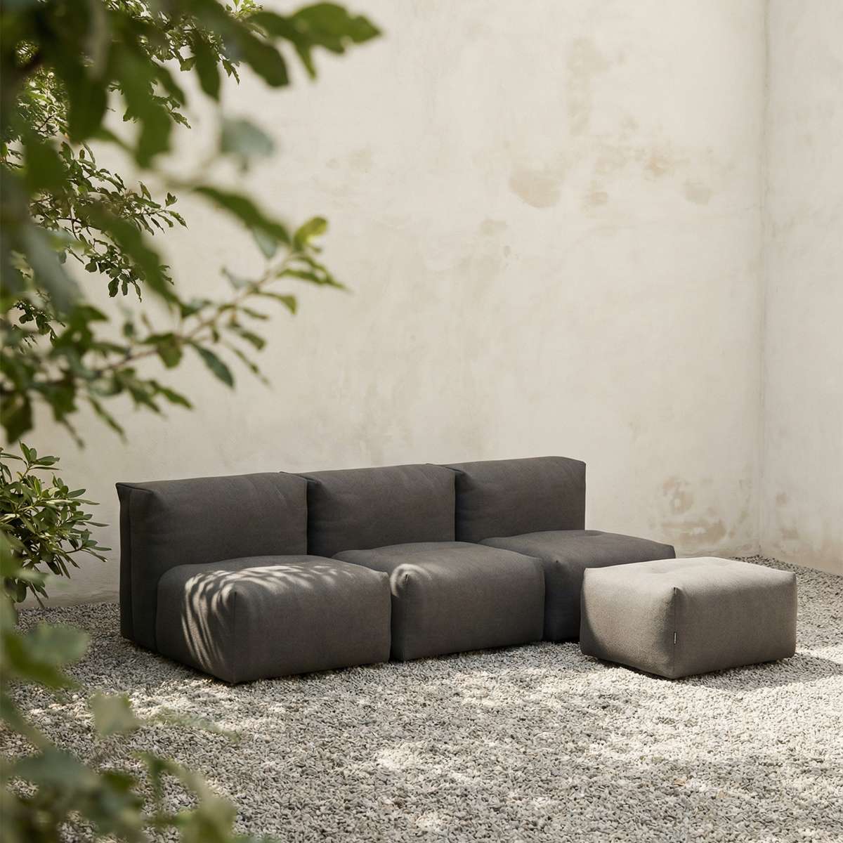 Soft Sofa Outdoor 3-seters sofa i Kirra Olive med åpen form og myk polstring for utendørs bruk.