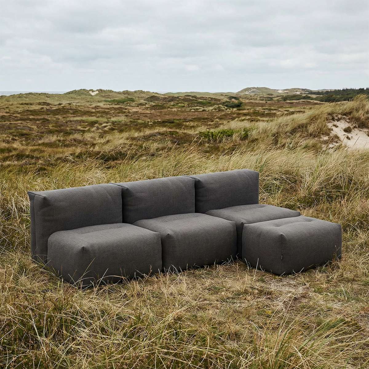 Soft Sofa Outdoor 3-seter sofa med puff i Kirra Olive farge, myk og formstabil utendørs sofa.