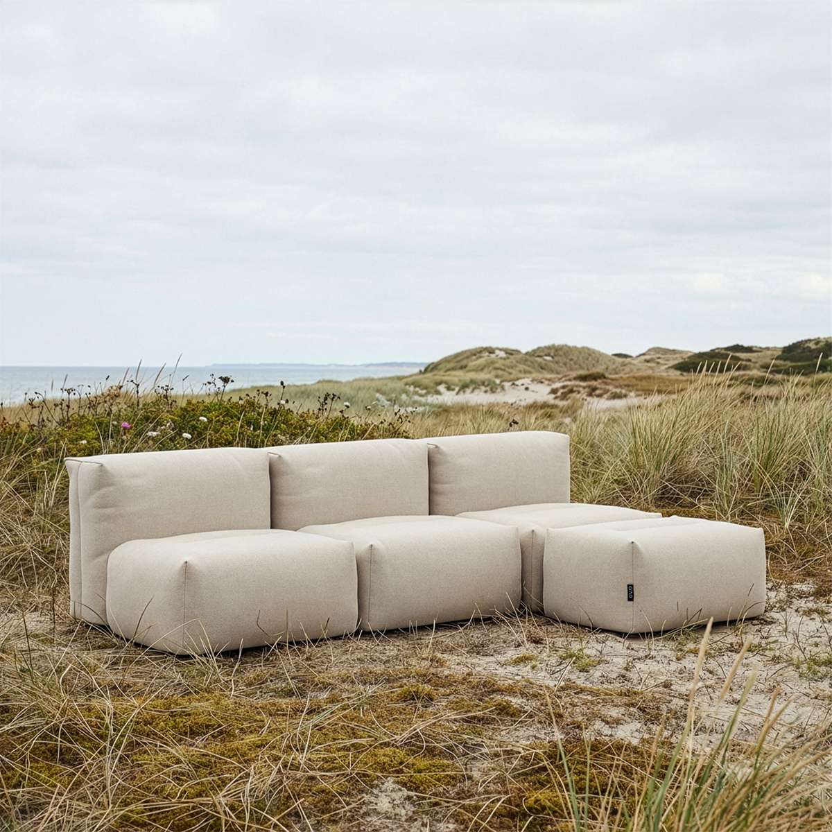 Soft Sofa Outdoor 3-seter sofa i Kirra Olive farge med åpen løsning og puff, utendørs bruk.