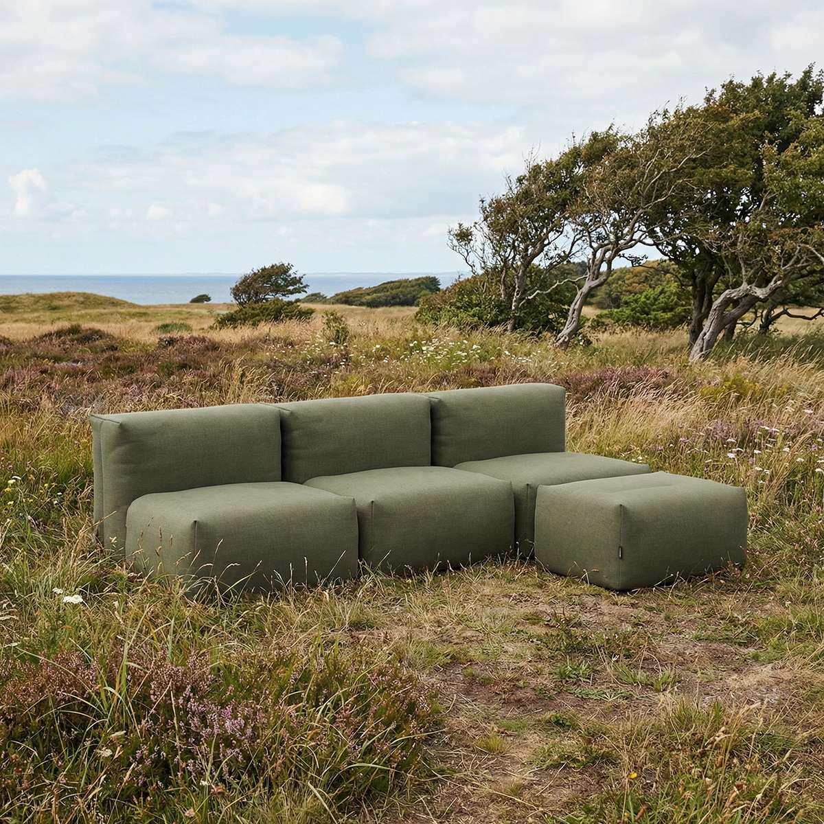 Soft Sofa Outdoor 3-seter åpen sofa med puff i Kirra Olive farge, utendørs design med myke puter.