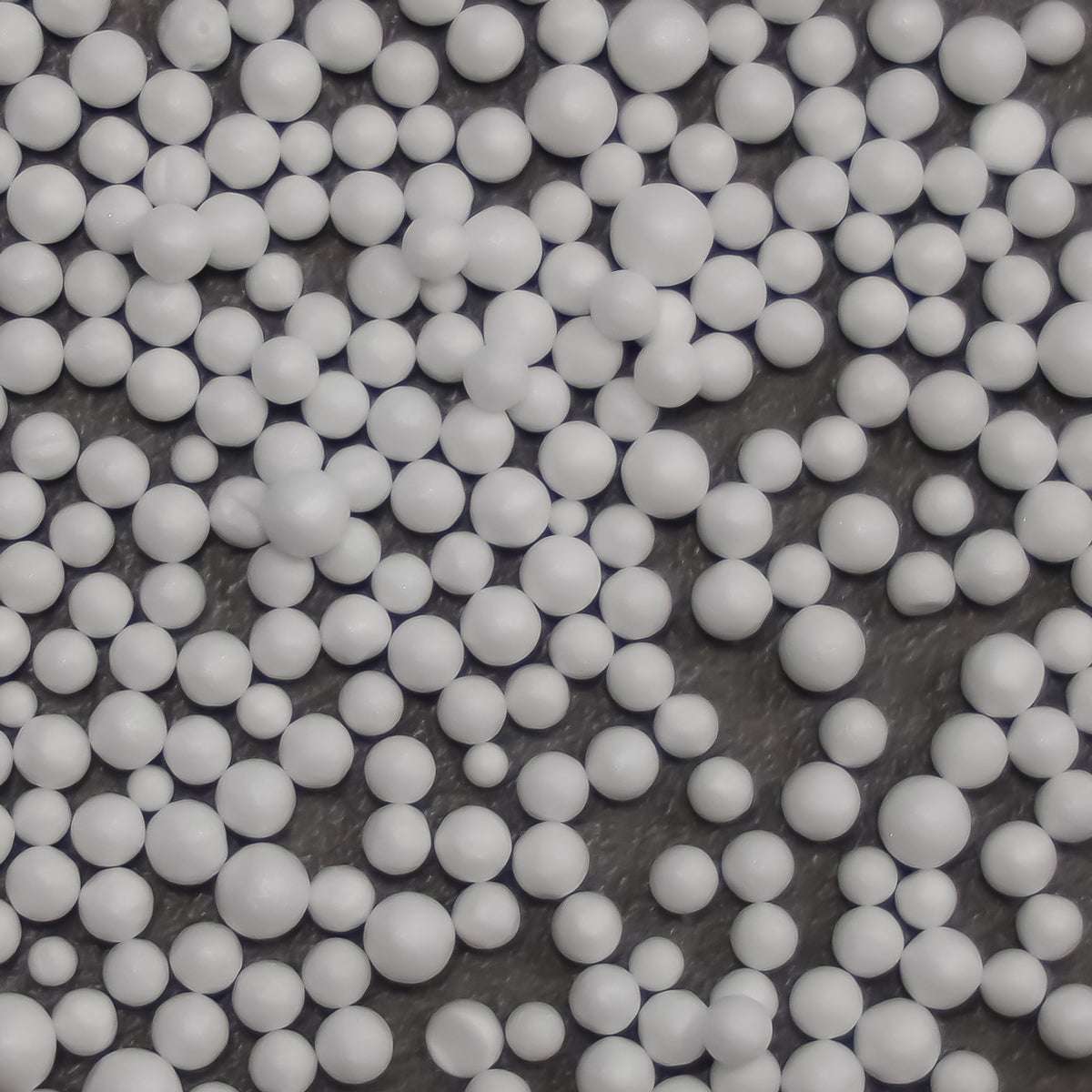 Hvit pose med 100 liter EPS-kuler til påfyll av sekkestol eller puf.