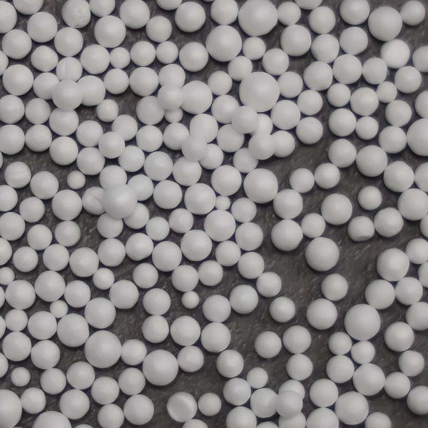 Hvit pose med 100 liter EPS-kuler til påfyll av sekkestol eller puf.