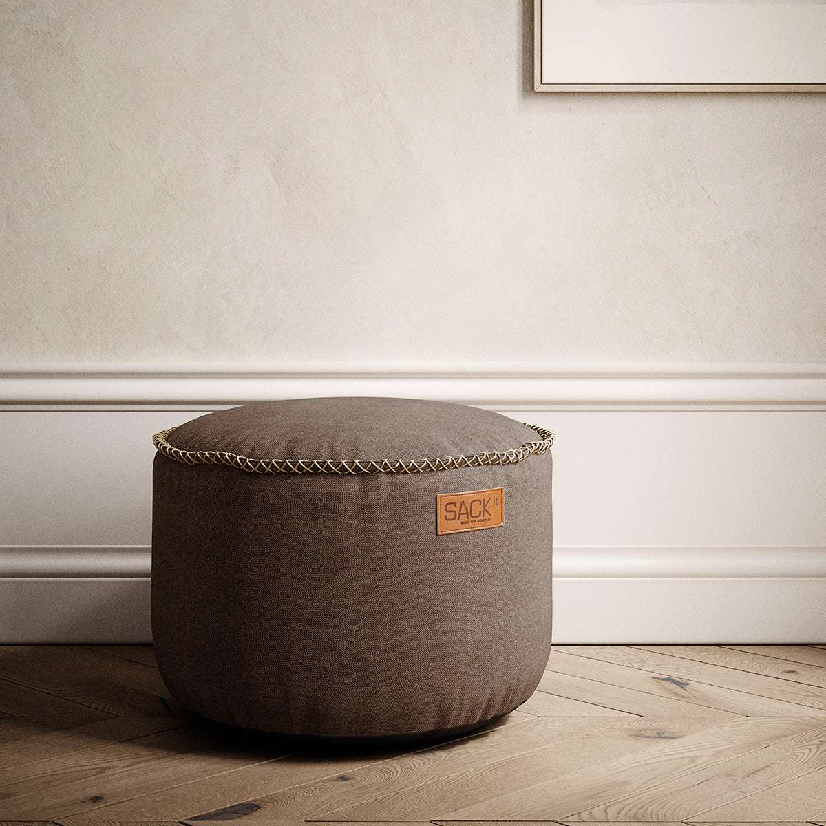 Canvas Pouf i petrolfarget lerretstoff med håndsydde linsting, rund puff i dansk design.