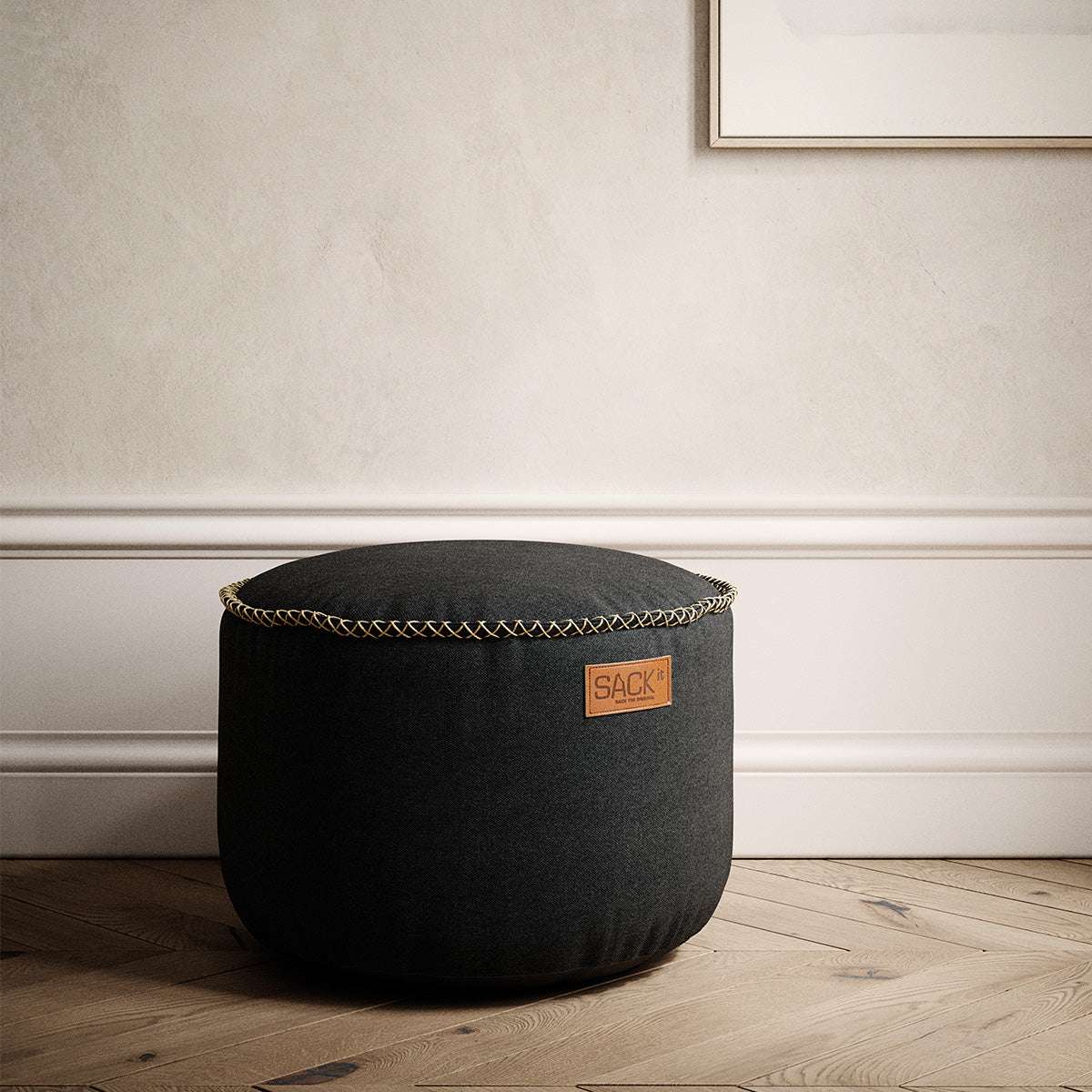 Canvas Pouf i petrolfarget lerretstoff med håndsydde linsting, rund puff i dansk design.