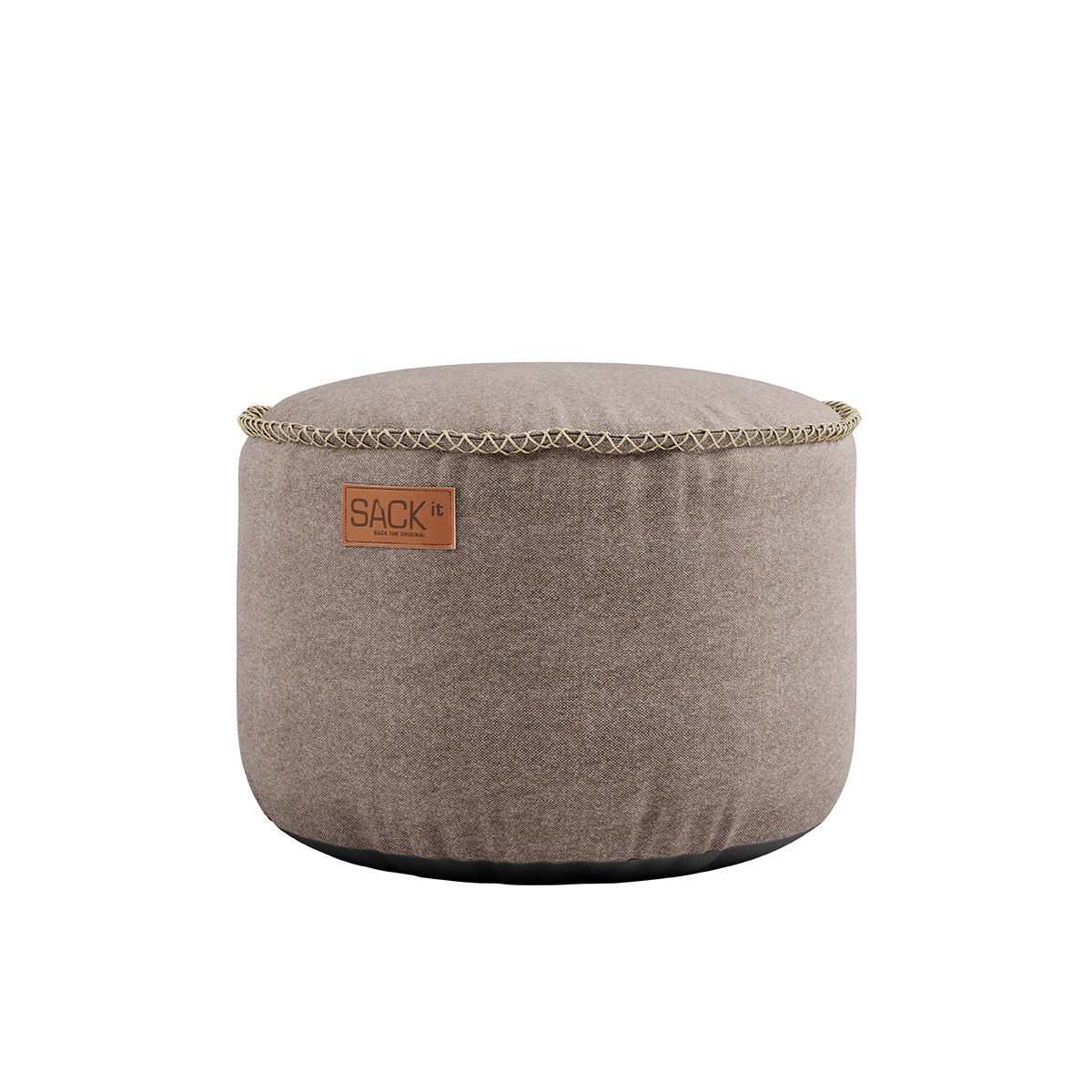 Beige rund canvaspuff fra sackit med dekorative kontrastsømmer og svart underside til bruk som fotskammel eller ekstra sitteplass