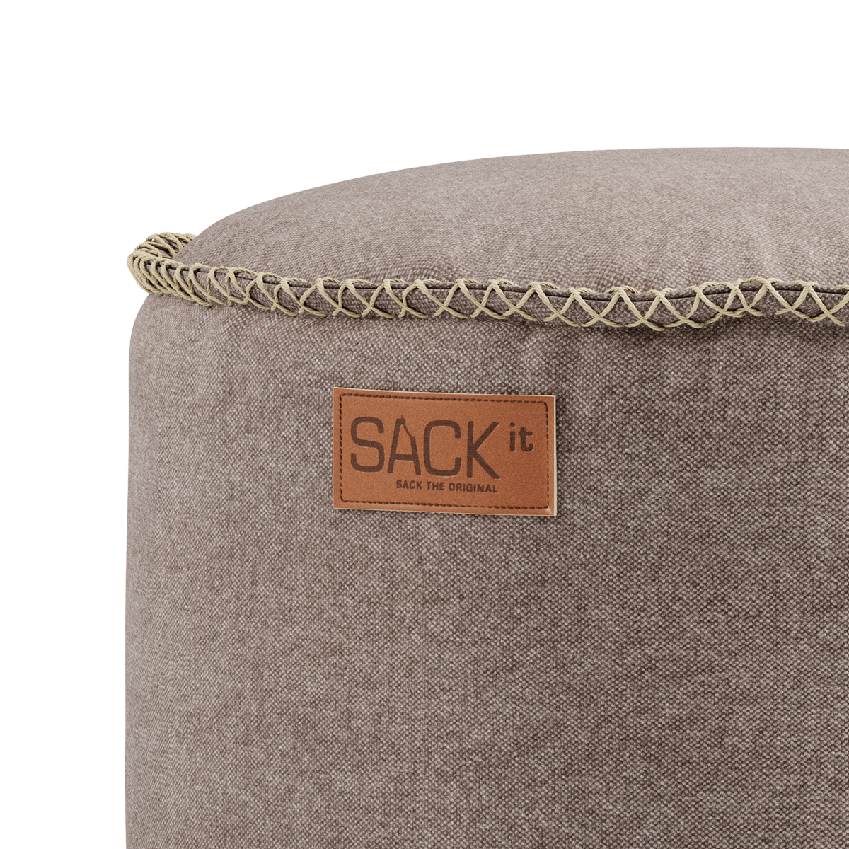 Nærbilde av beige canvaspuff med dekorativ flettet kant og sackit merke i skinnimitasjon for stilfull bruk i hjemmet