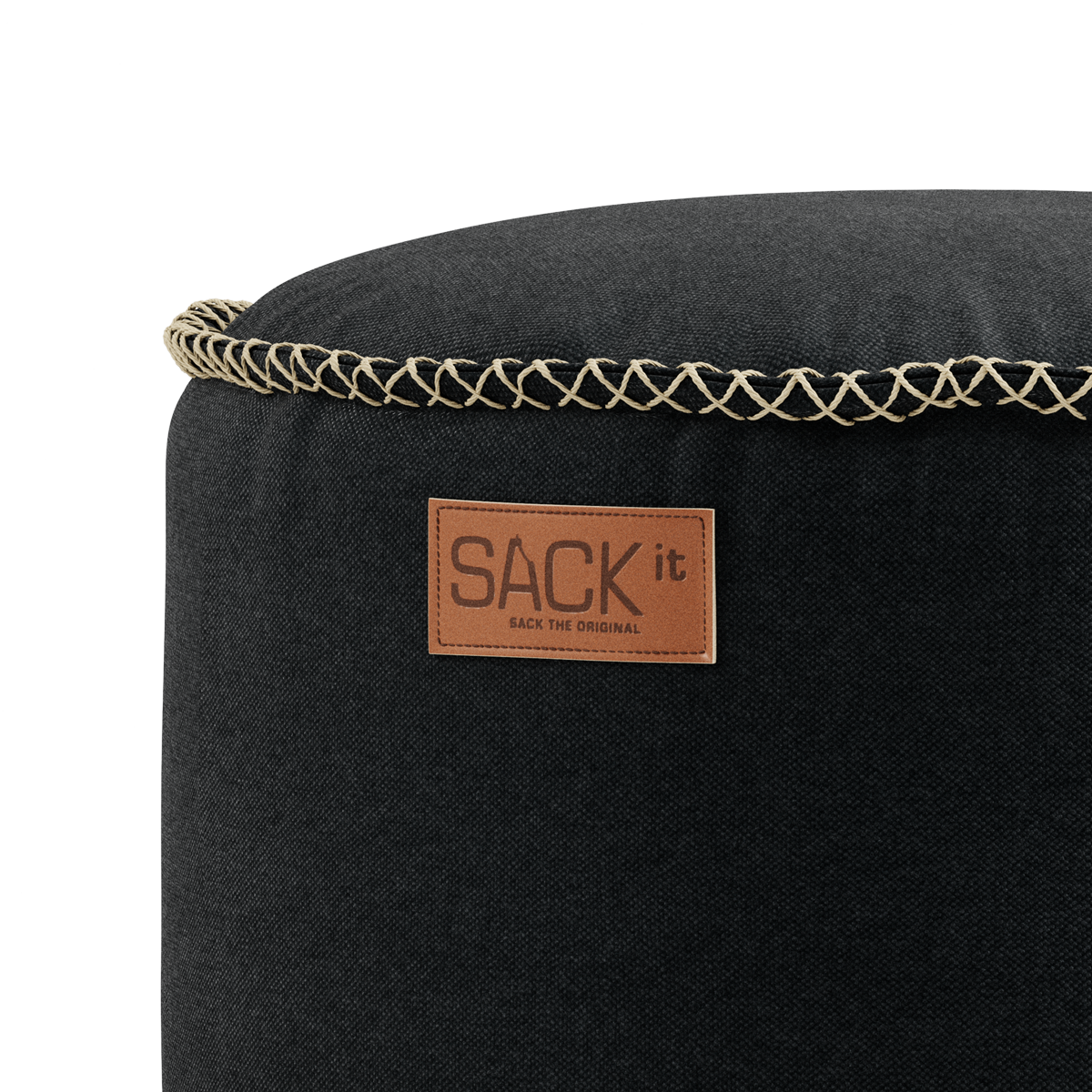 Nærbilde av en sort canvaspuff fra sackit med dekorative beige flettesømmer og brunt lærmerke
