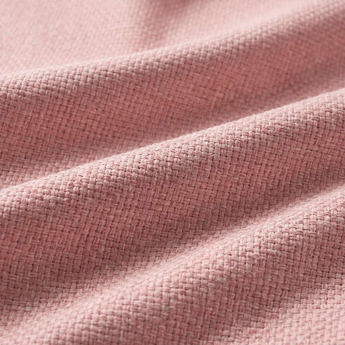 Nærbilde av rosa vevd møbeltekstil med markert struktur og myke folder til sackit Cobana Lounge Chair