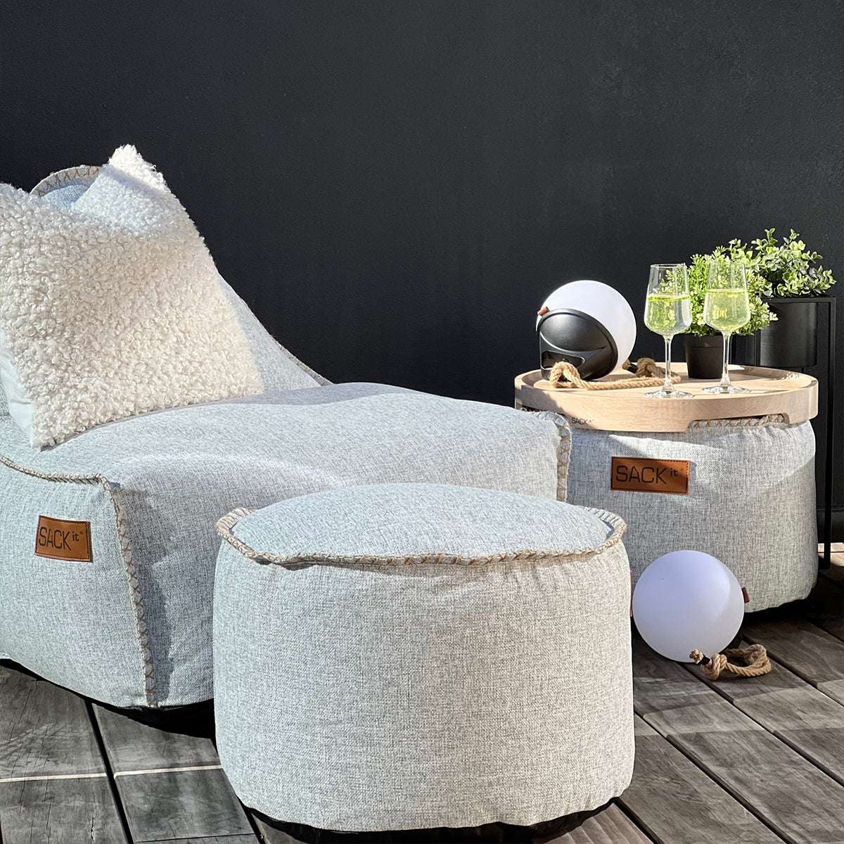 Rund Cobana Pouf i grått Cobana-stoff med håndsydde sømmer, 50 cm diameter, 35 cm høy.