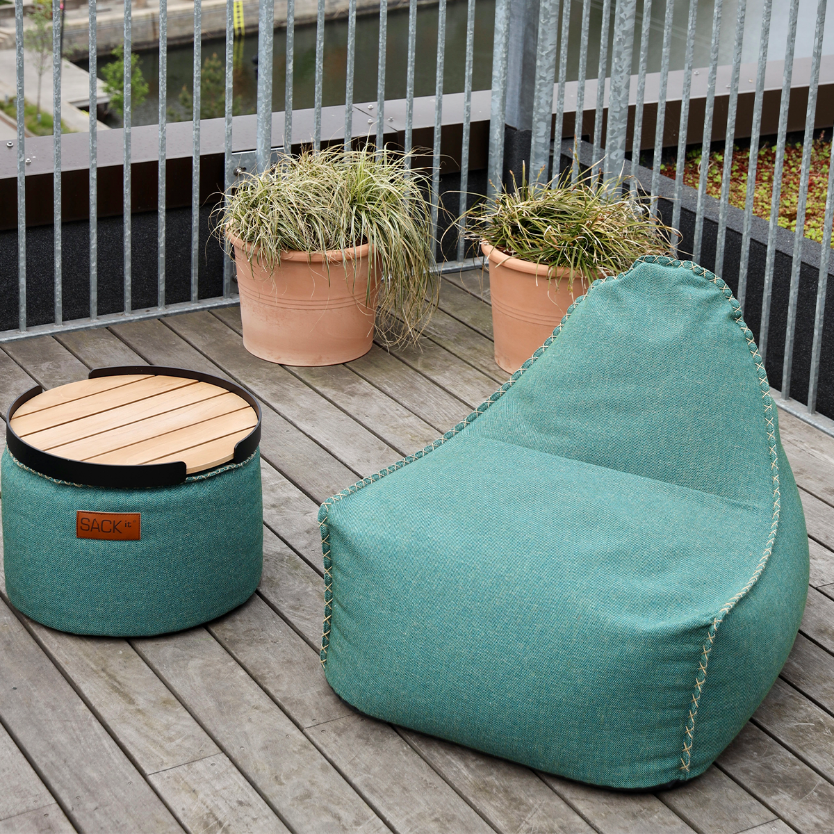 Rund Cobana Pouf i grått vannavstøtende stoff med håndsydde sømmer.