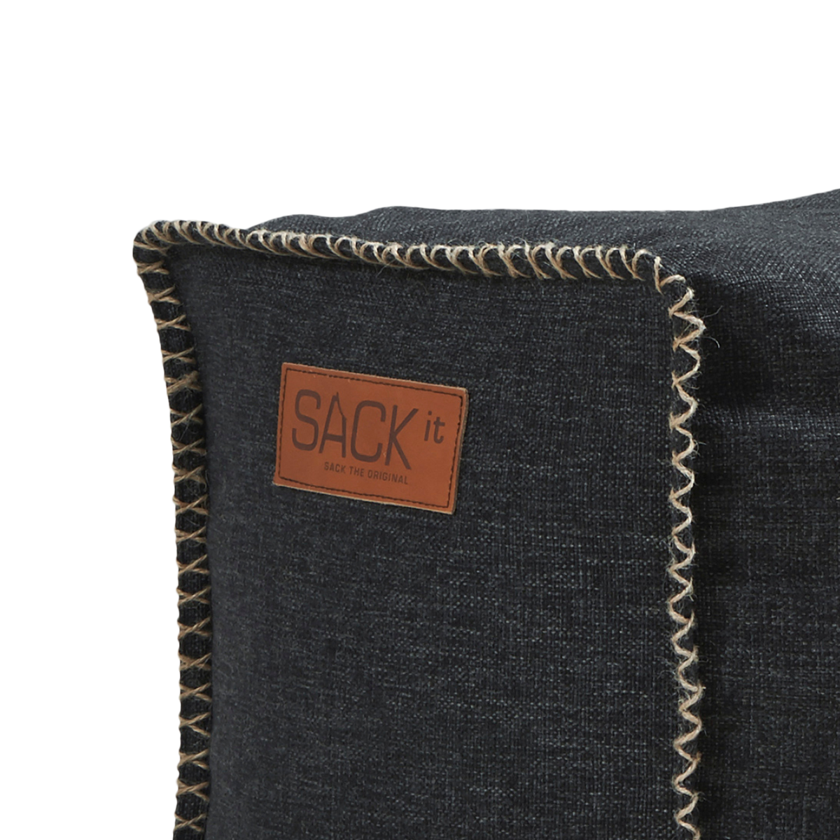 Svart Cobana Square Pouf i vannavvisende olefinfiber med firkantet form og håndsydde sømmer.