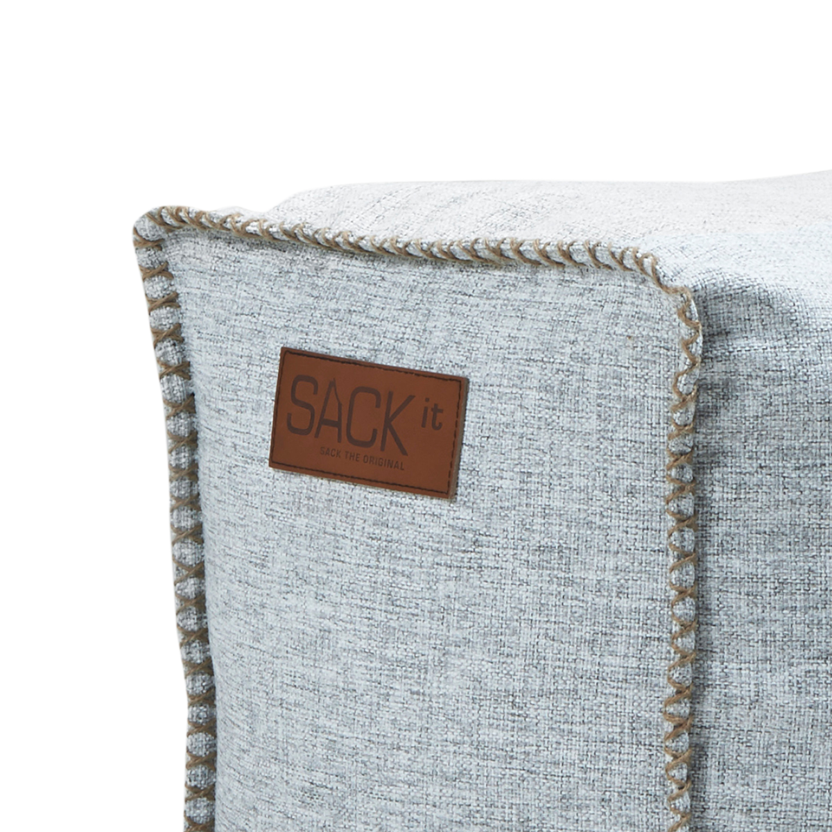 Cobana Square Pouf i svart olefinfiber med kvadratisk form og håndsydde sømmer.