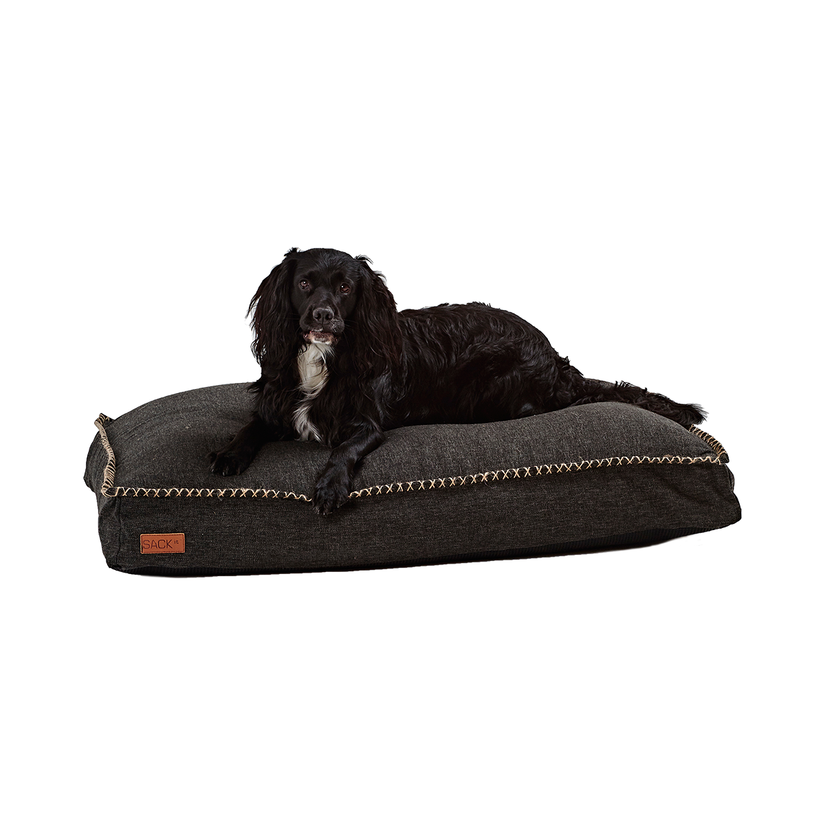 Stor Cobana Dog bed i svart med antiskli bunn og slitesterkt vannavstøtende stoff.