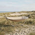 Cobana hengekøye fra sackit i beige tekstil på pulverlakkert stativ ved stranden omgitt av sanddyner og gress for avslapning utendørs